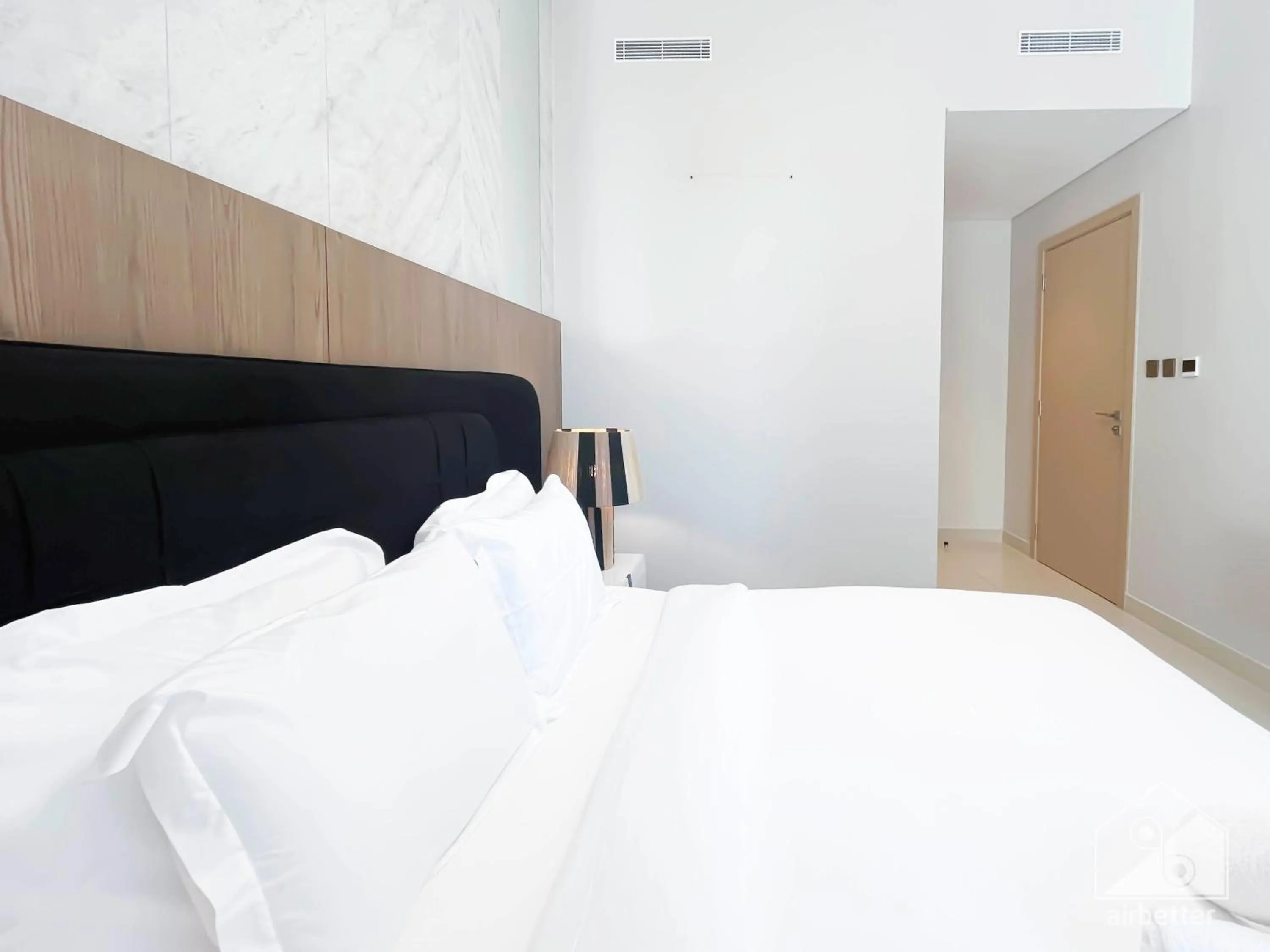 Bed in Luxurious stay Dubai Creek Balcony & View