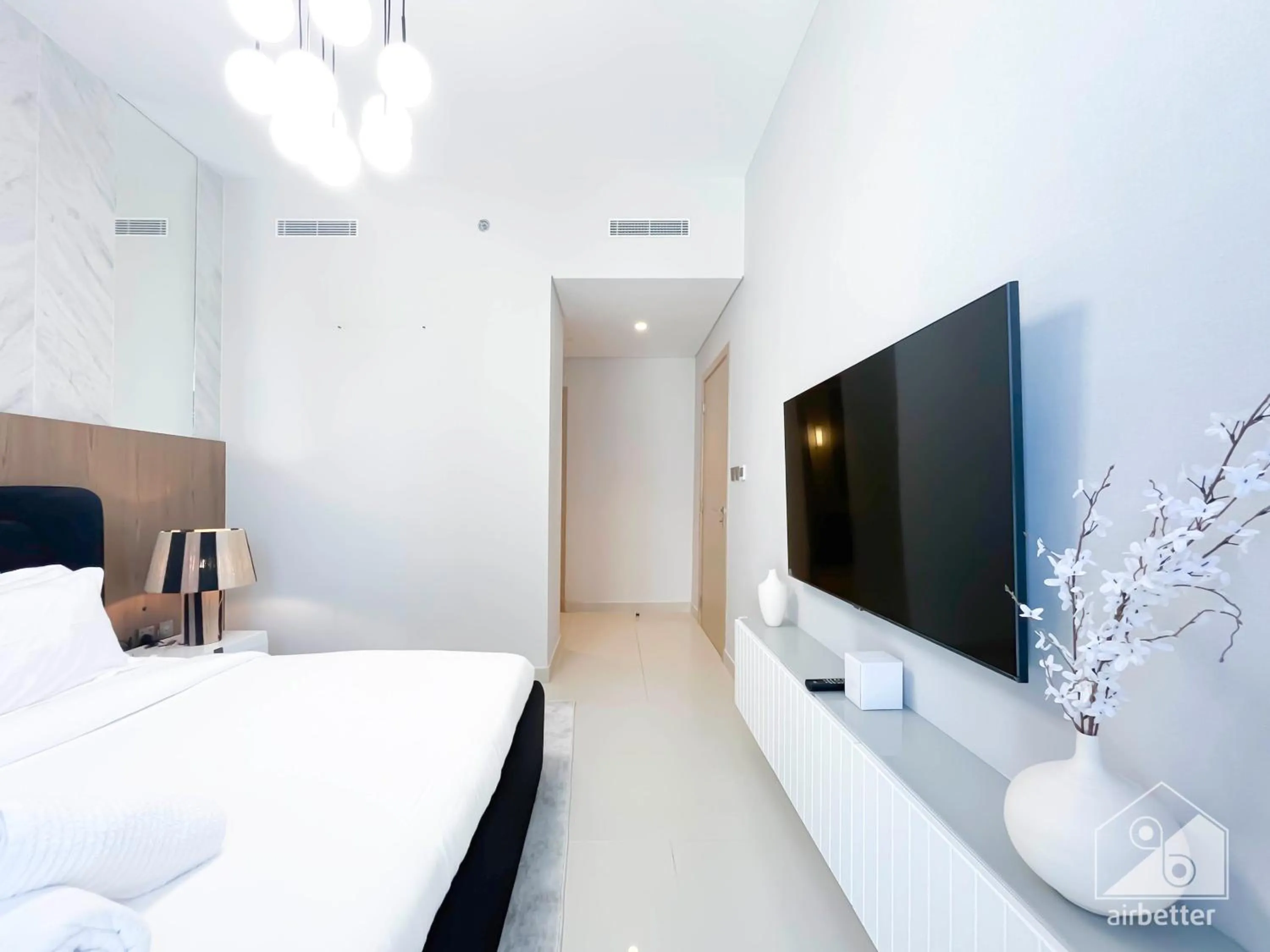 Bed in Luxurious stay Dubai Creek Balcony & View