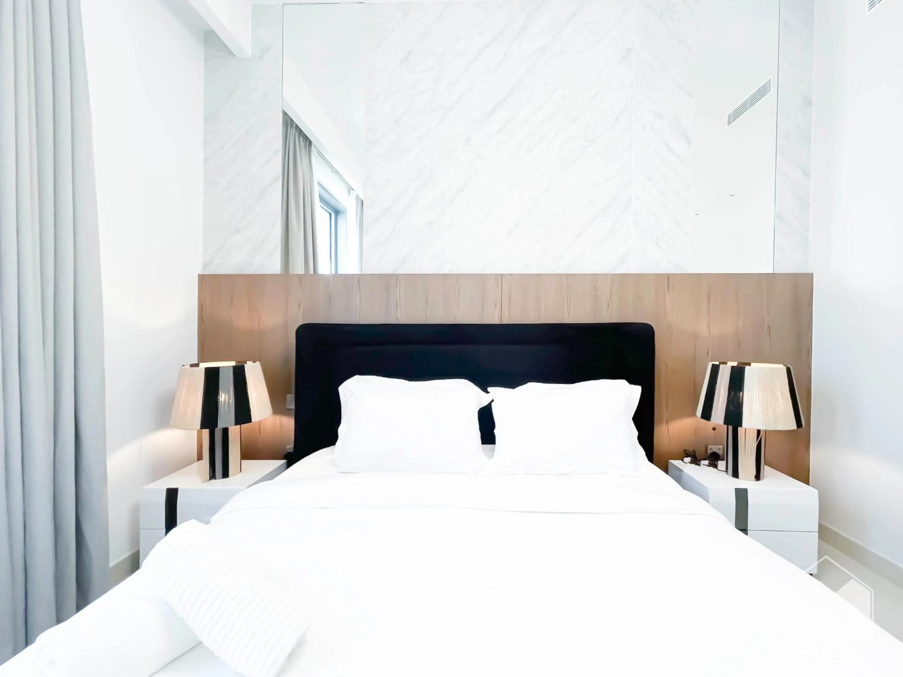 Bed in Luxurious stay Dubai Creek Balcony & View