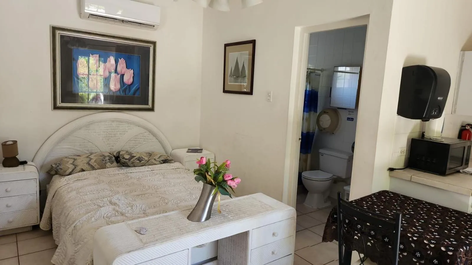 Living room, Bed in YOUR FIRST DAY Hotel on Aruba