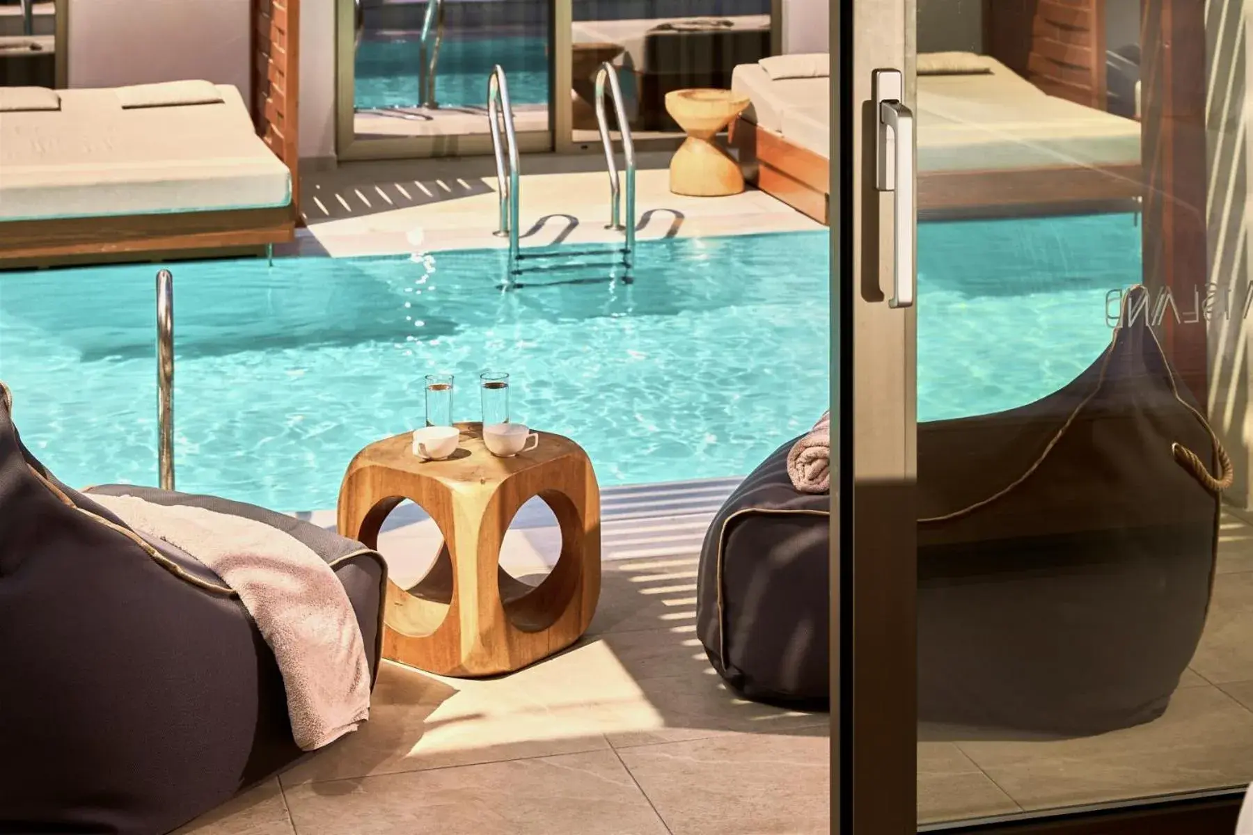 Double Swim Up in Enorme Santanna Island Double Swim Up in Enorme Santanna Island