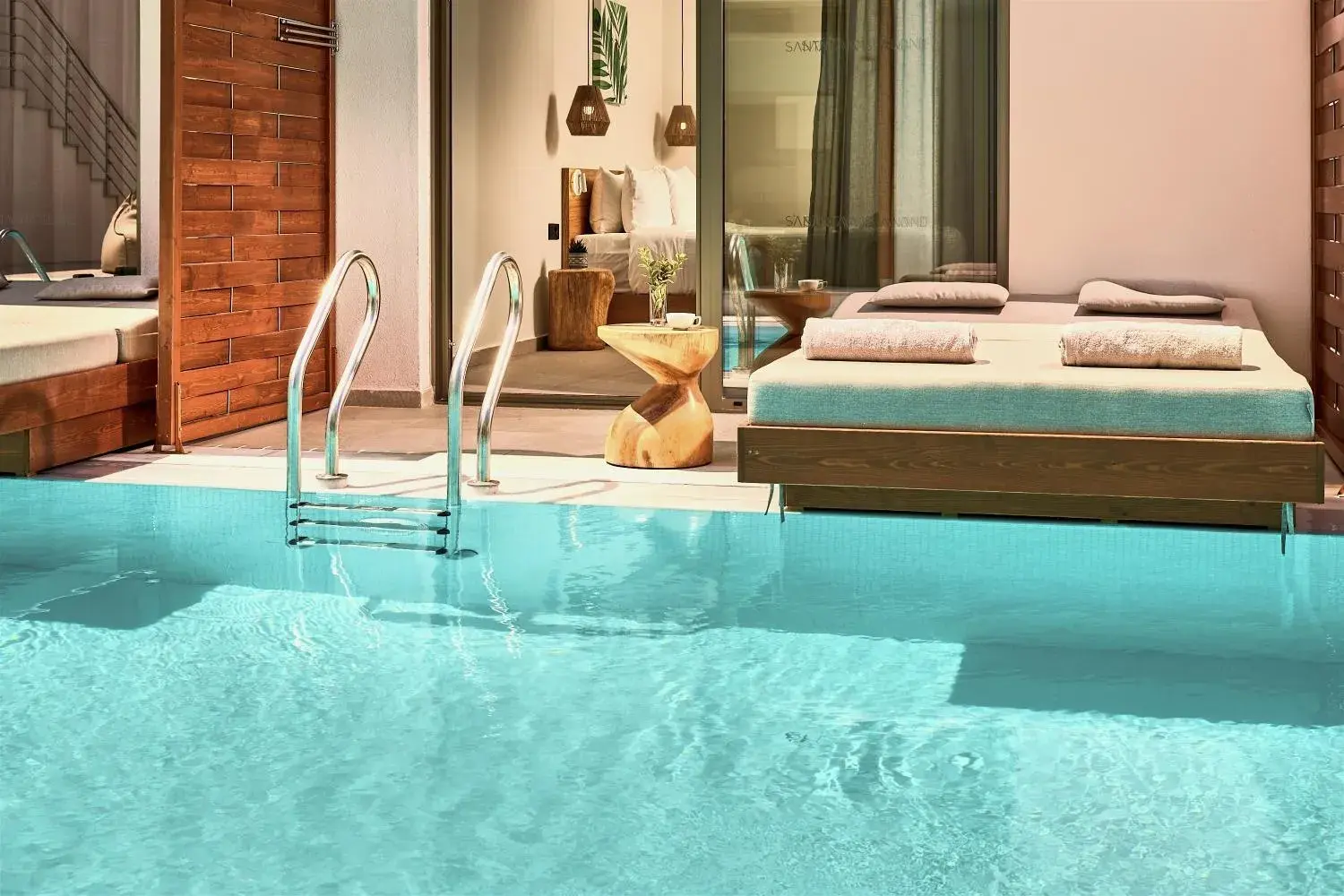 Superior Swim Up in Enorme Santanna Island Superior Swim Up in Enorme Santanna Island