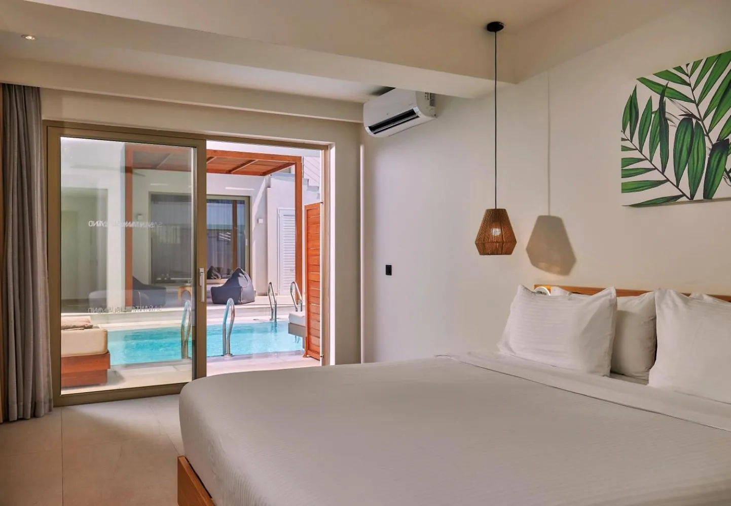 Photo of the whole room, Bed in Enorme Santanna Island