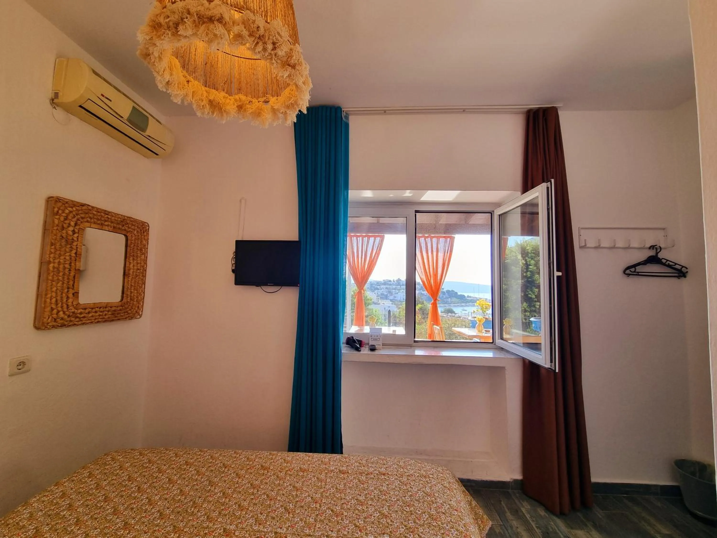 View (from property/room), Bed in Kumbahçe Fethiye Hanım Pansiyon BODRUM
