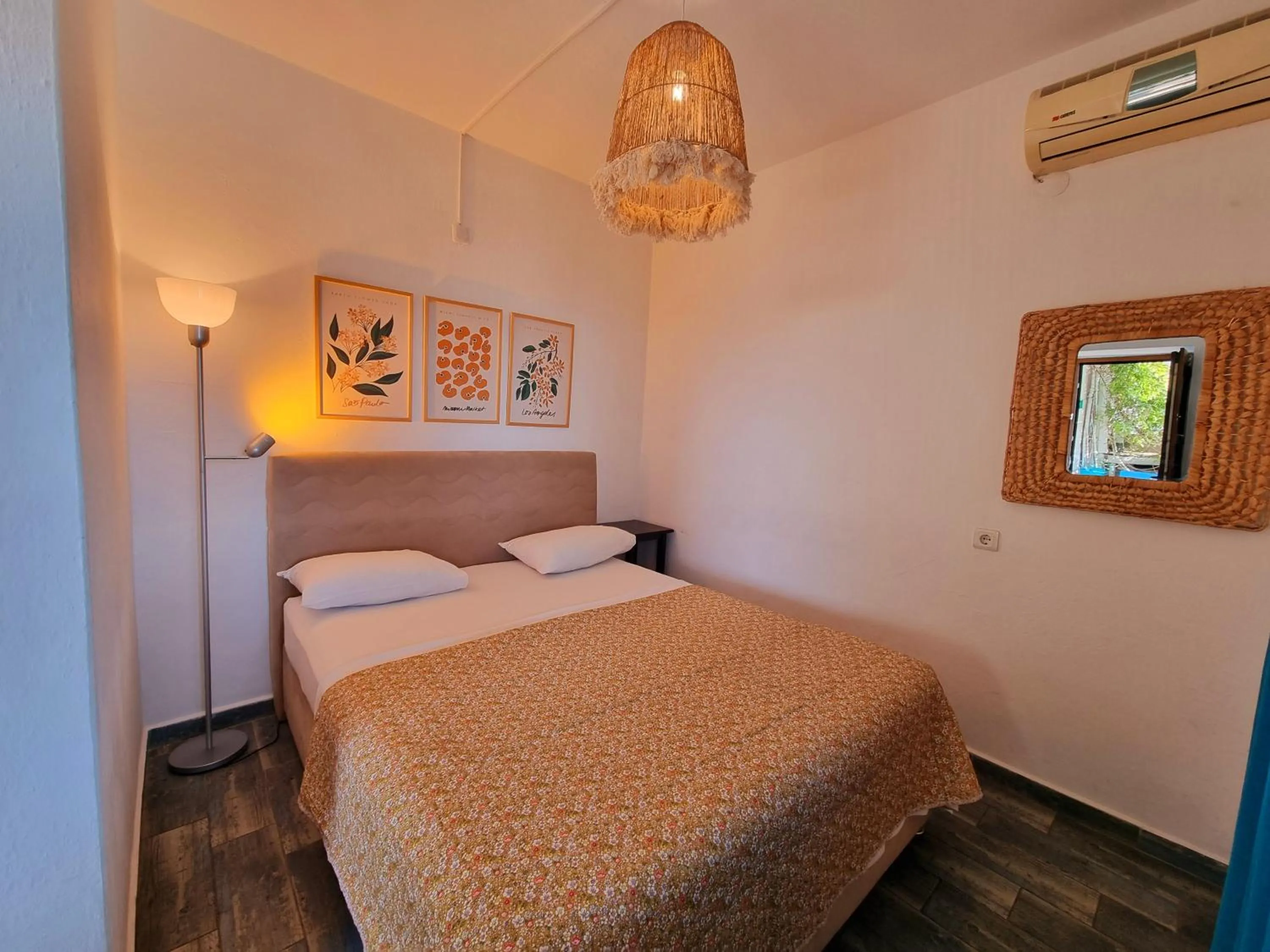 Photo of the whole room, Bed in Kumbahçe Fethiye Hanım Pansiyon BODRUM