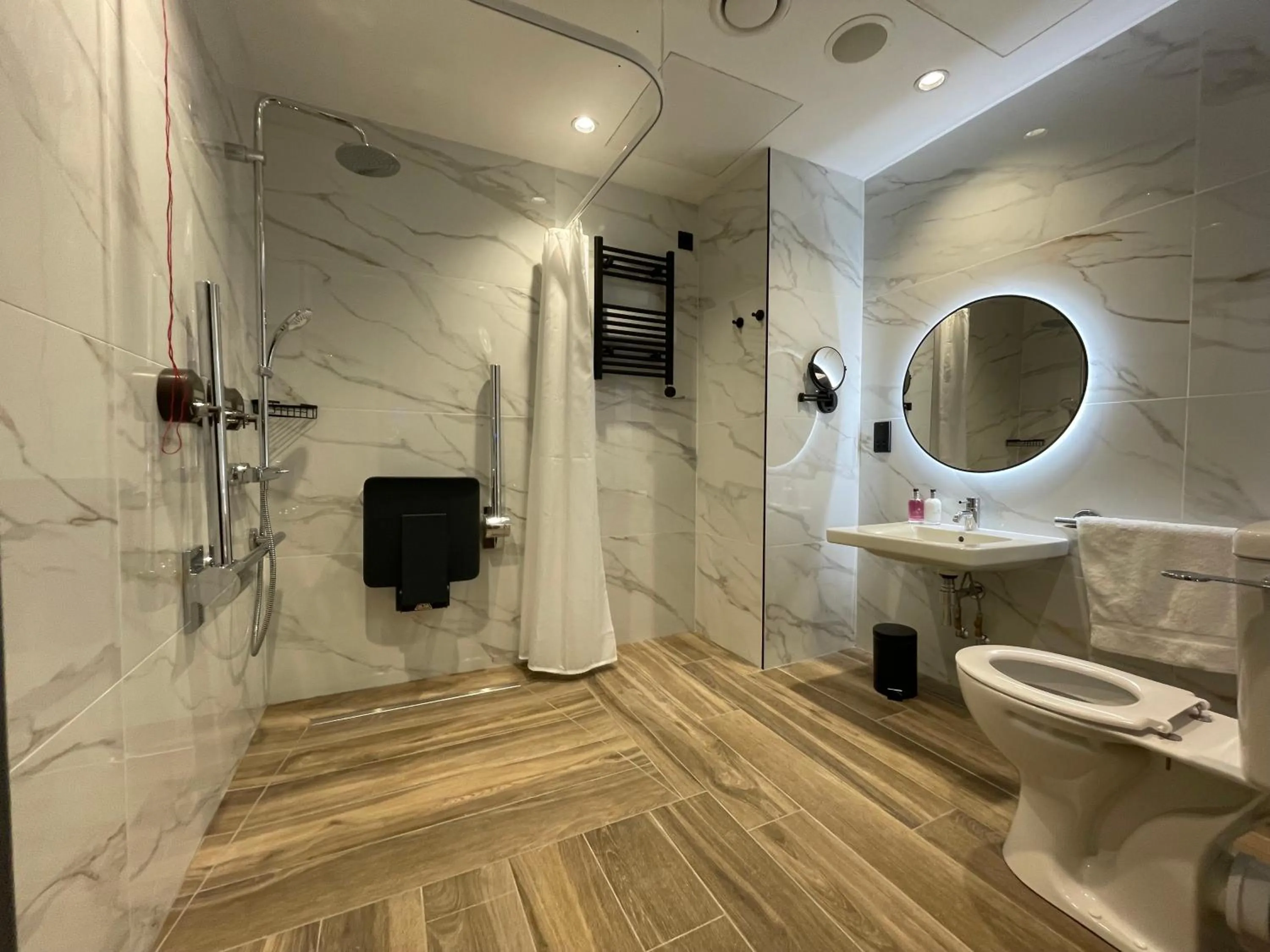 Bathroom in Tynecastle Park Hotel