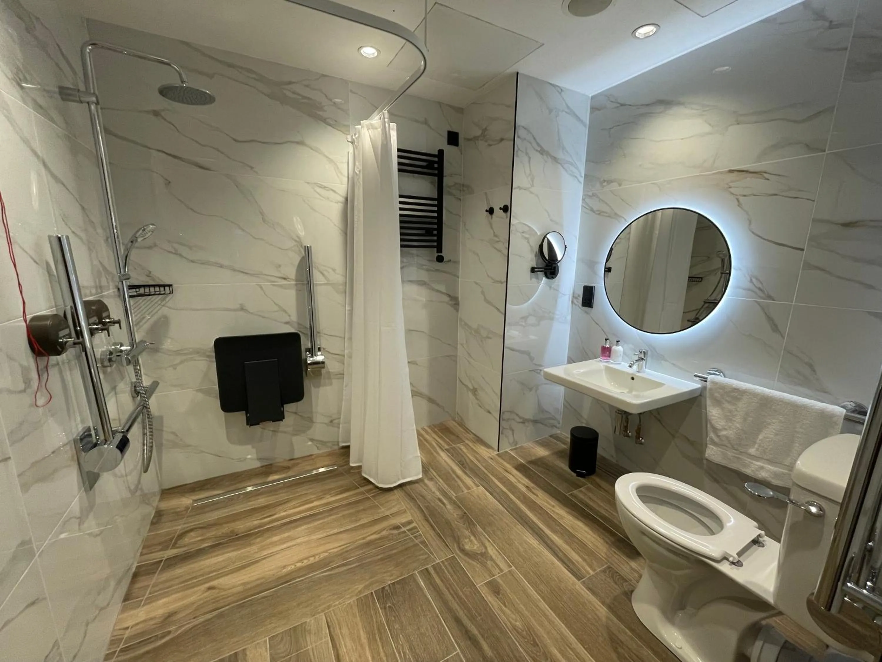 Bathroom in Tynecastle Park Hotel