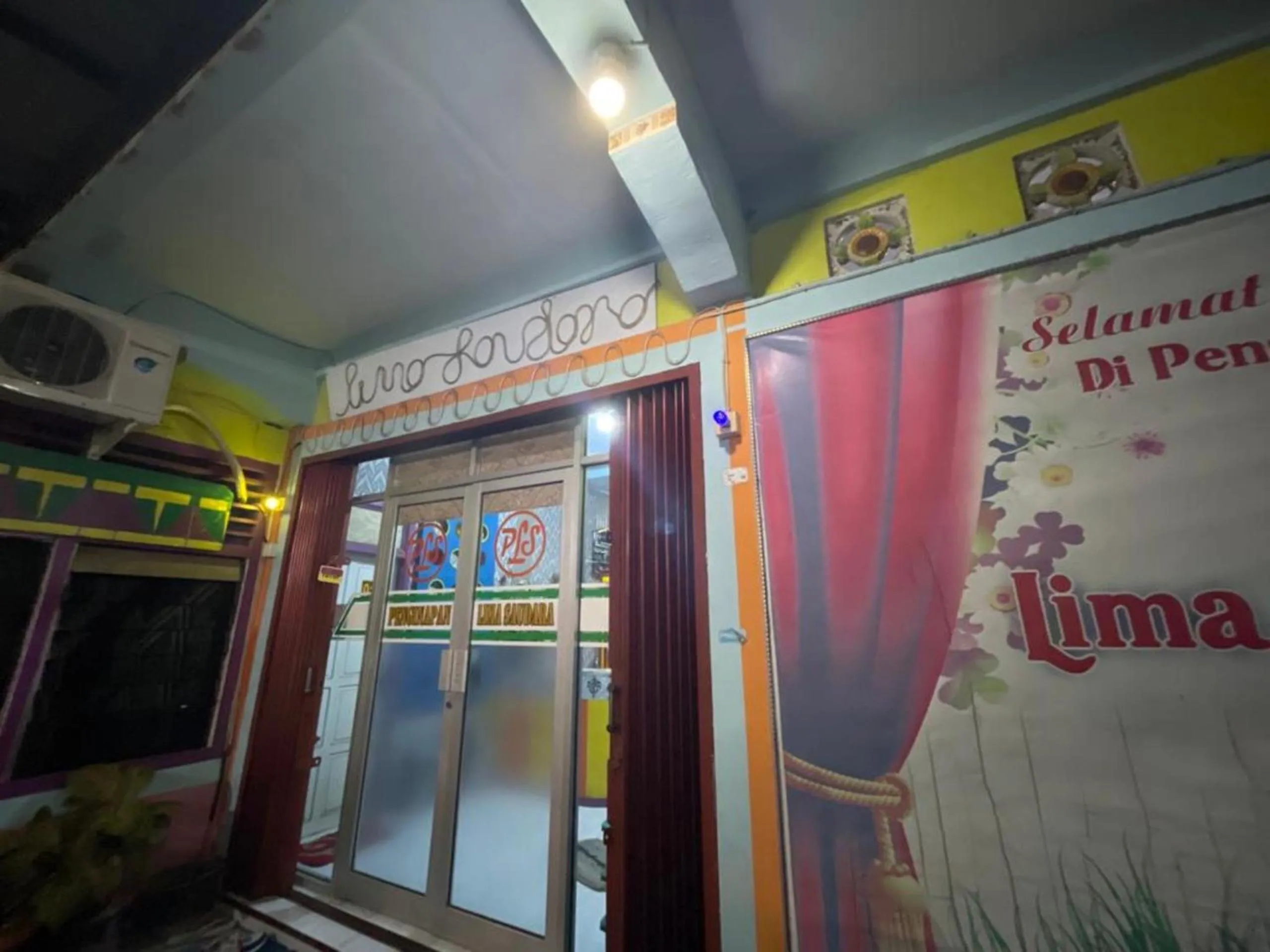 Facade/entrance in Hotel O Lima Saudara Syariah