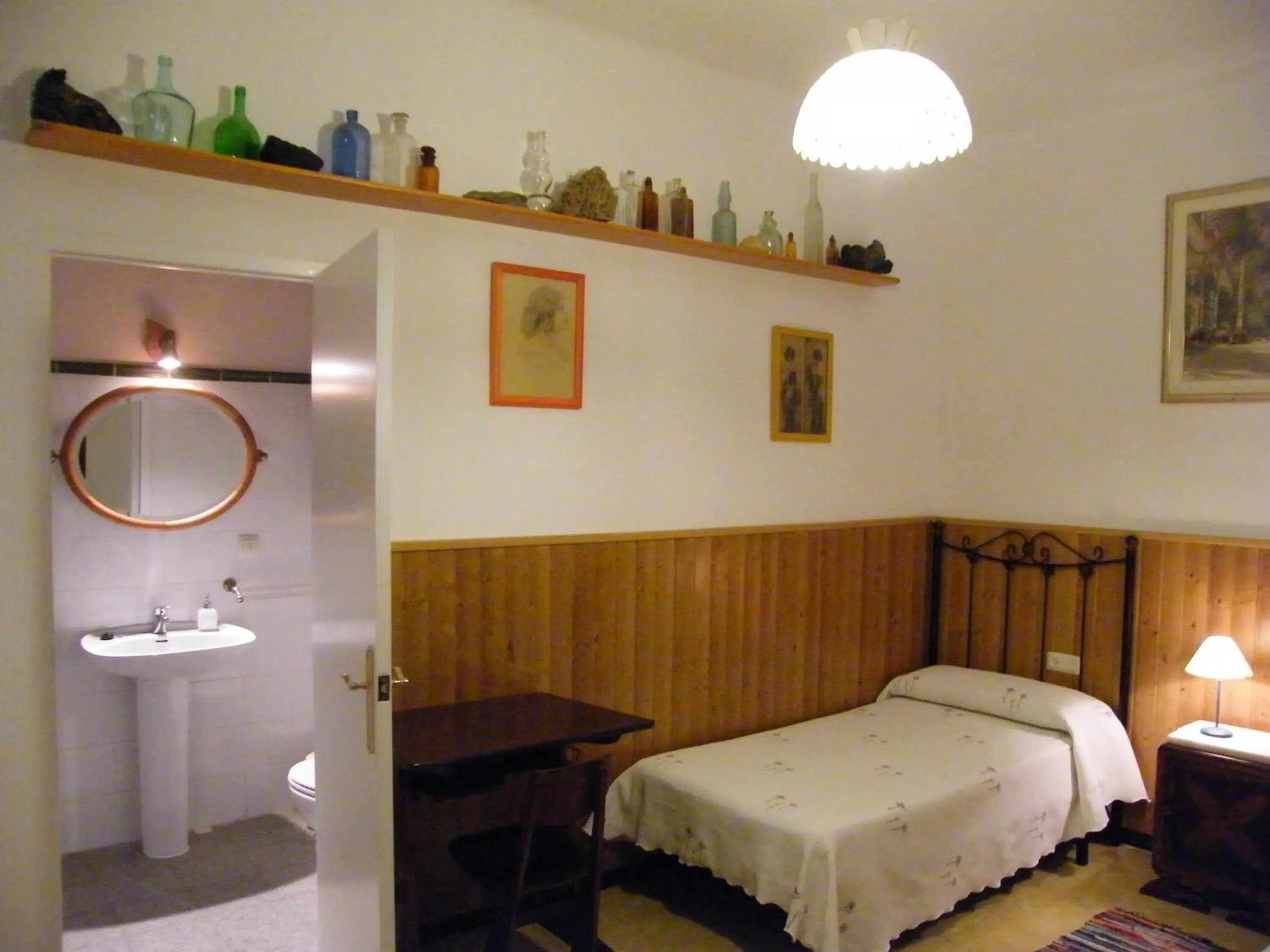 Photo of the whole room in Can Selleretas