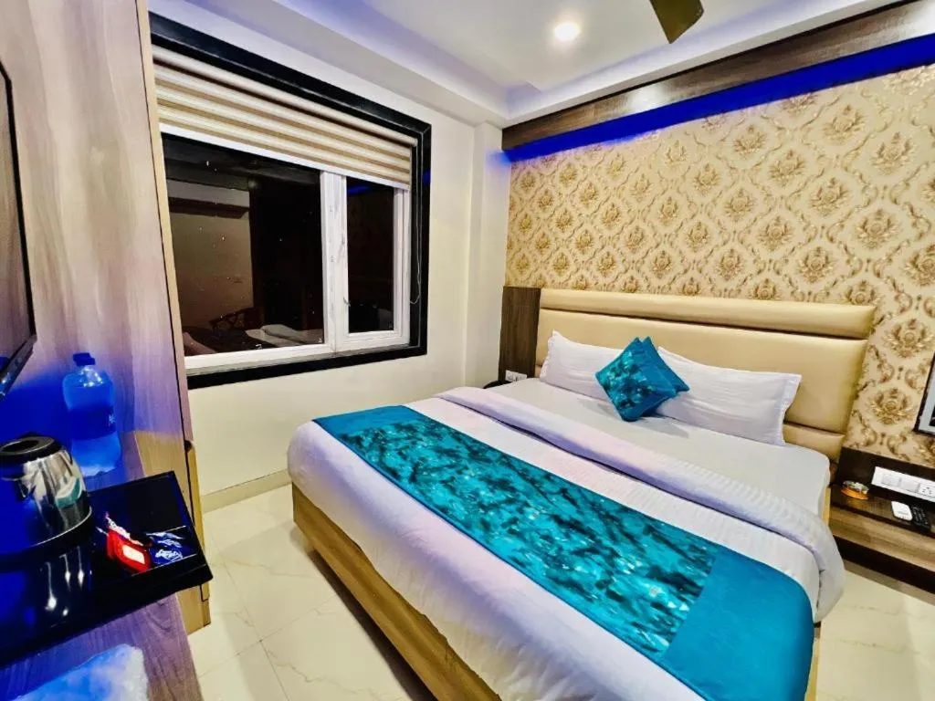 Photo of the whole room, Bed in Hotel Apple Inn & Suites, New Delhi