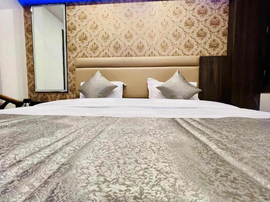 Photo of the whole room, Bed in Hotel Apple Inn & Suites, New Delhi