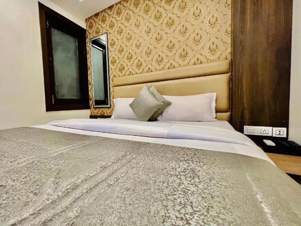 Bedroom, Bed in Hotel Apple Inn & Suites, New Delhi