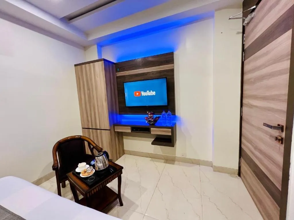 Photo of the whole room in Hotel Apple Inn & Suites, New Delhi