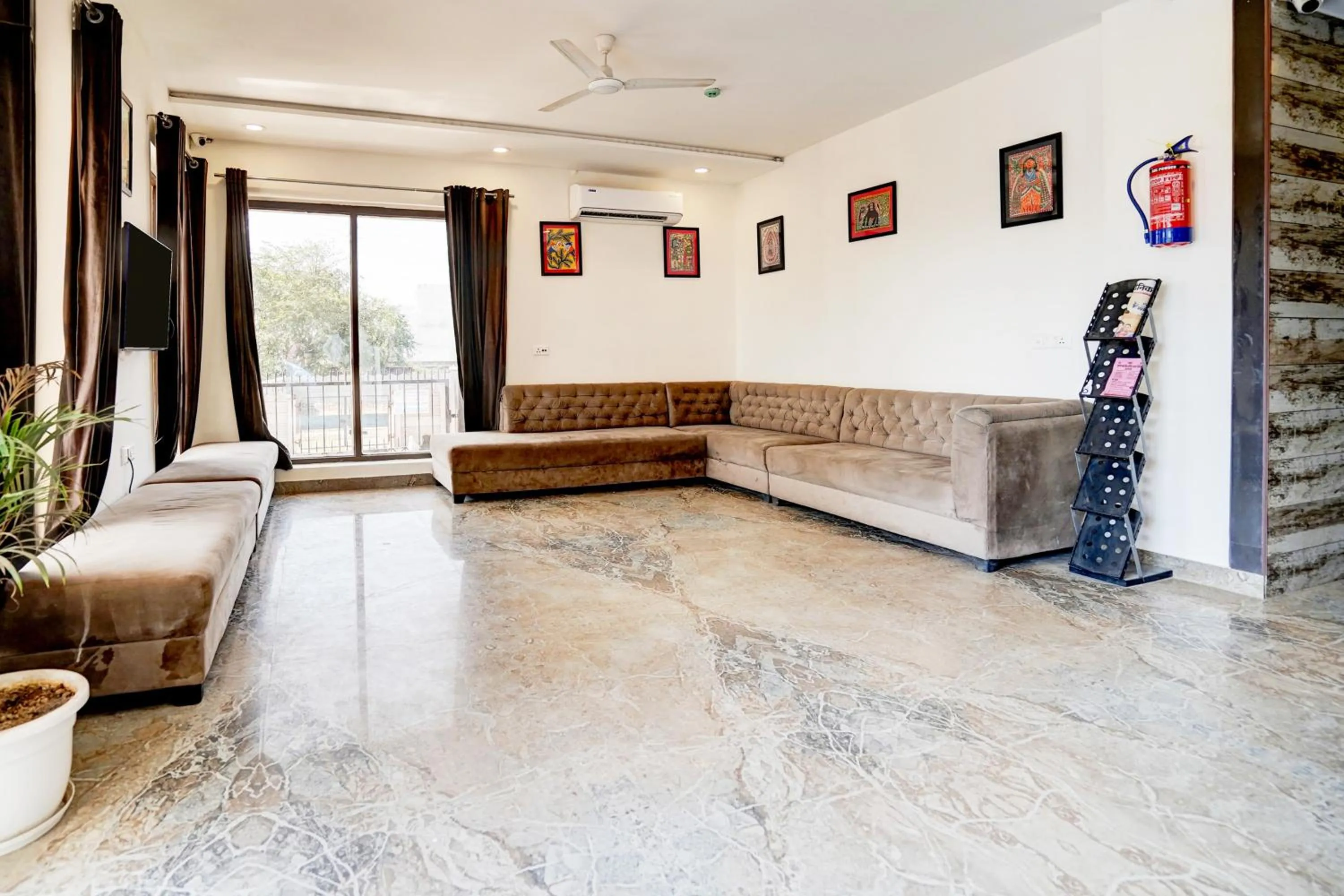 Lobby or reception in Townhouse Taj Mahal East Gate Formerly Royal Empire