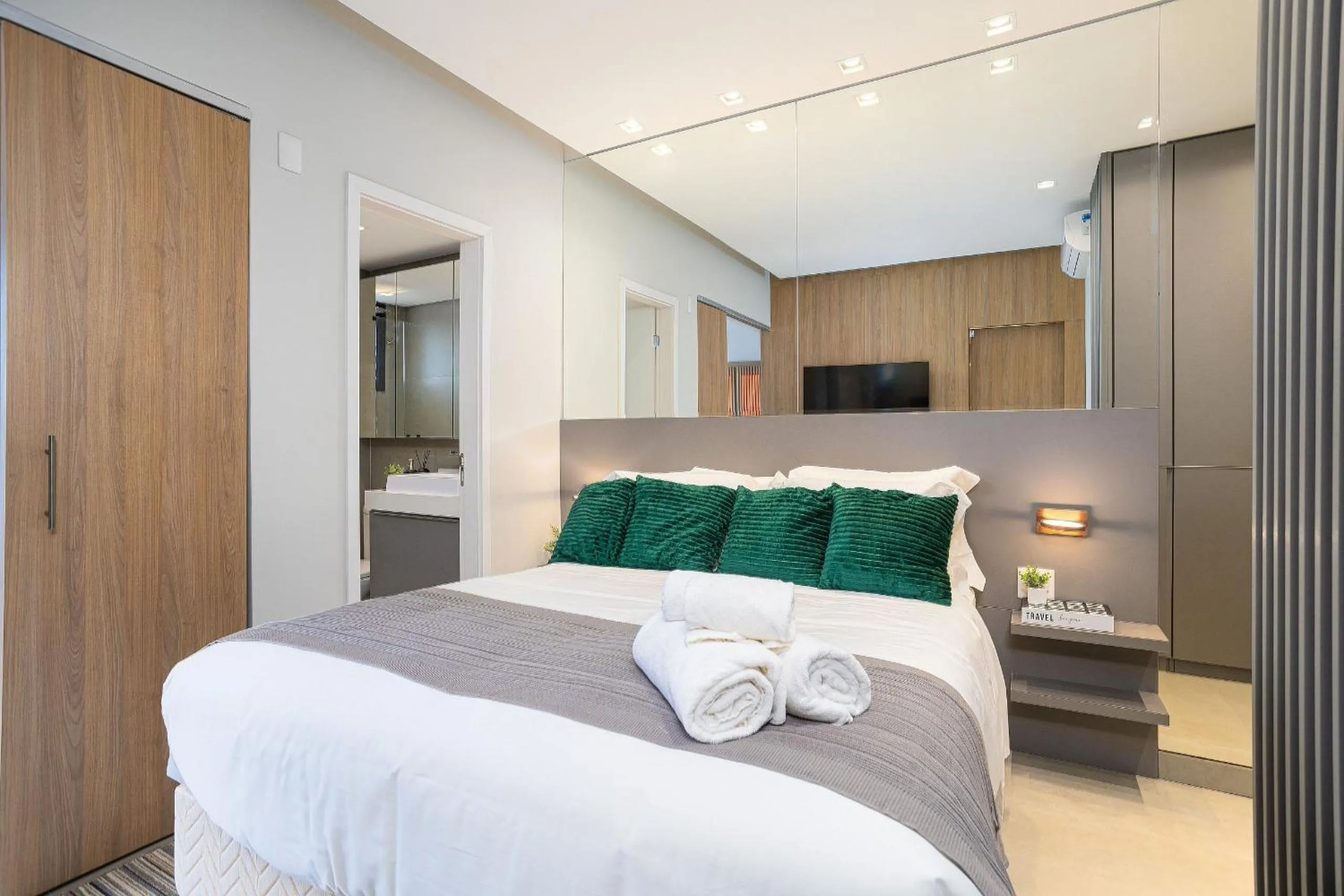 Photo of the whole room, Bed in One Eleven Home And Work By Helbor