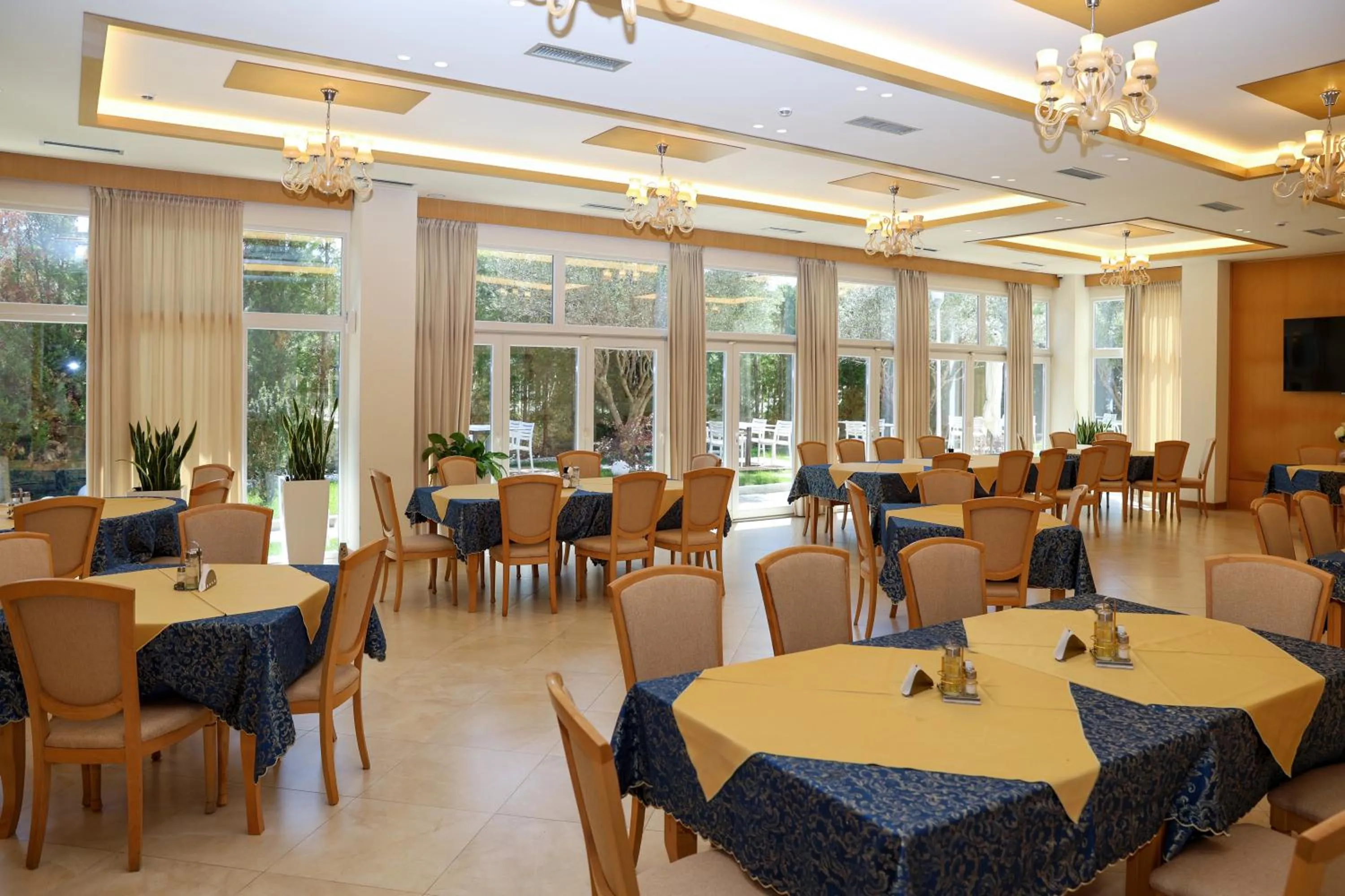 Restaurant/places to eat in Grand White City Hotel