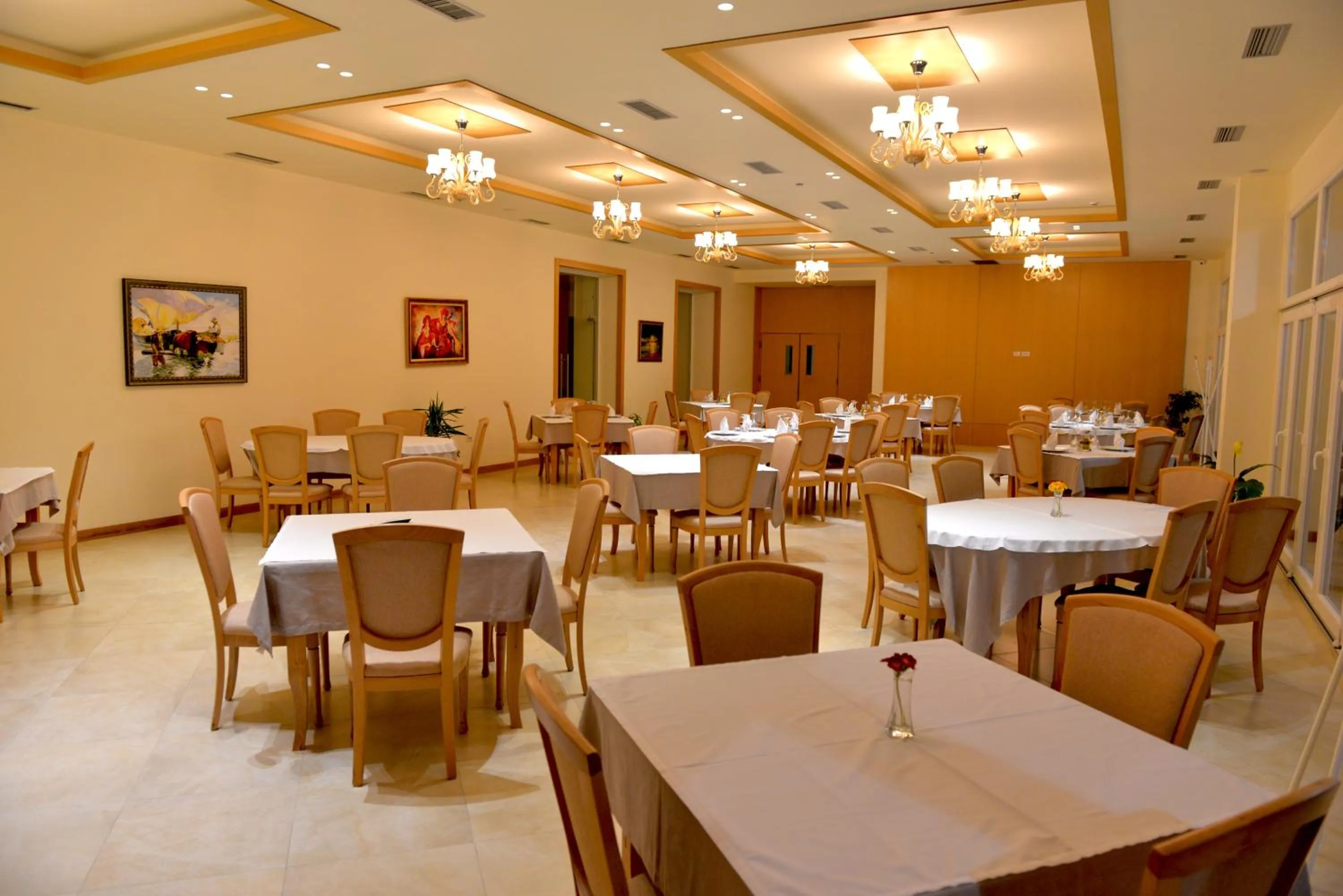 Restaurant/places to eat in Grand White City Hotel