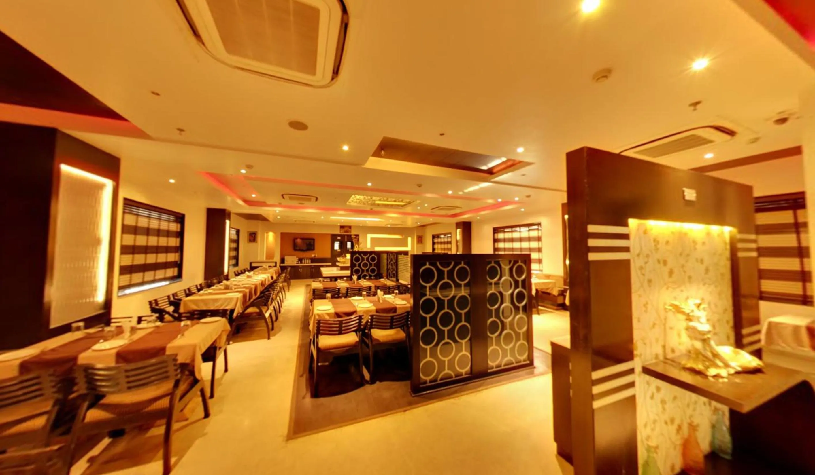 Restaurant/places to eat in Hotel Royale Ambience