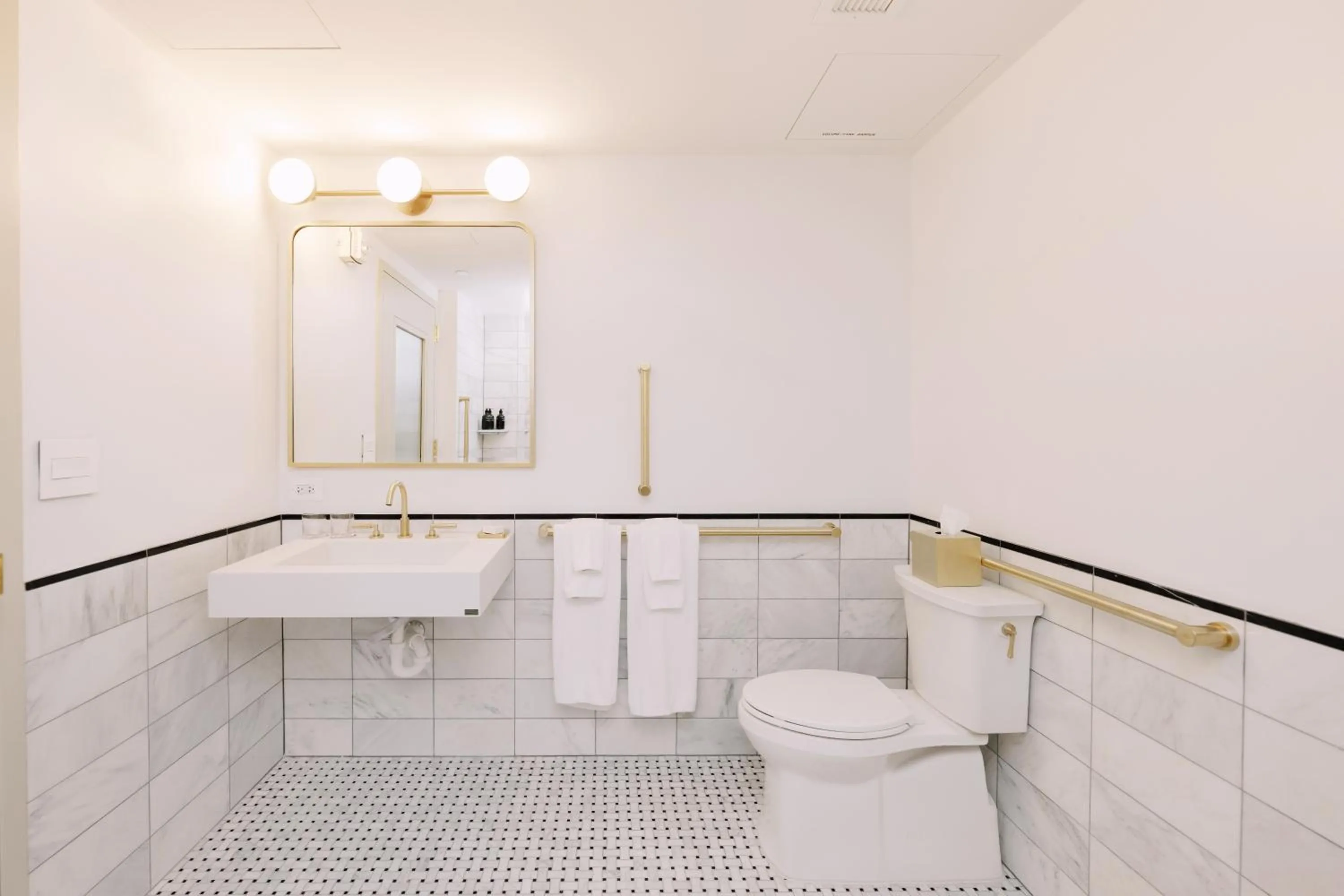 Bathroom in Hotel Heron Old Town Alexandria