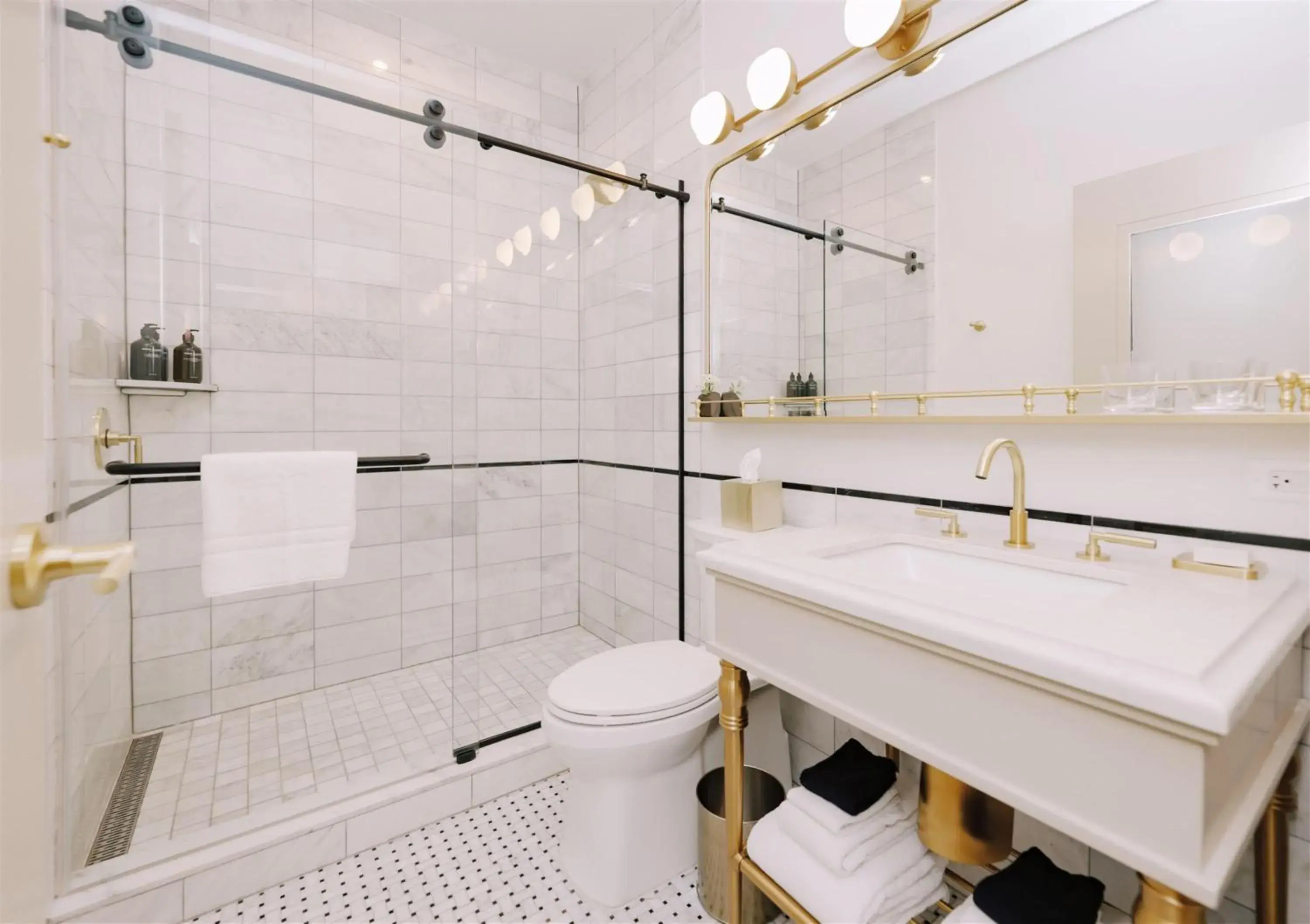Deluxe King Room with Roll-in Shower - Mobility/Hearing Accessible in Hotel Heron Alexandria Old Town, Curio Collection by Hilton Deluxe King Room with Roll-in Shower - Mobility/Hearing Accessible in Hotel Heron Alexandria Old Town, Curio Collection by Hilton