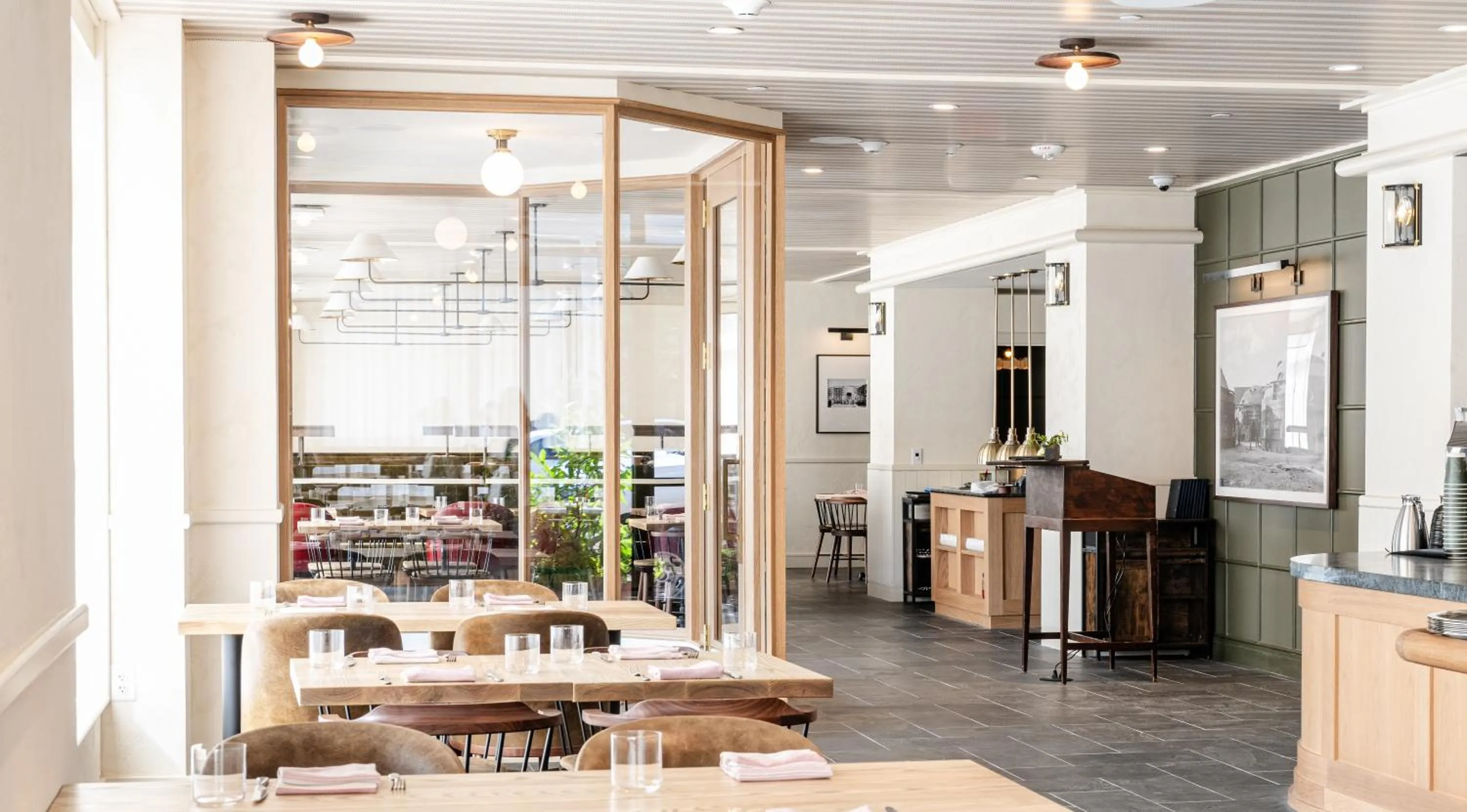 Restaurant/places to eat in Hotel Heron Old Town Alexandria