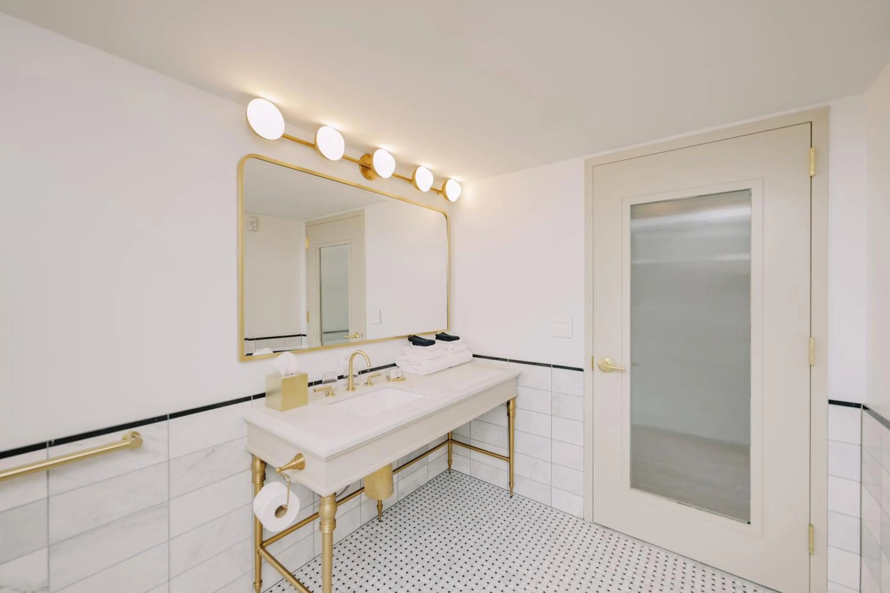 Bathroom in Hotel Heron Old Town Alexandria