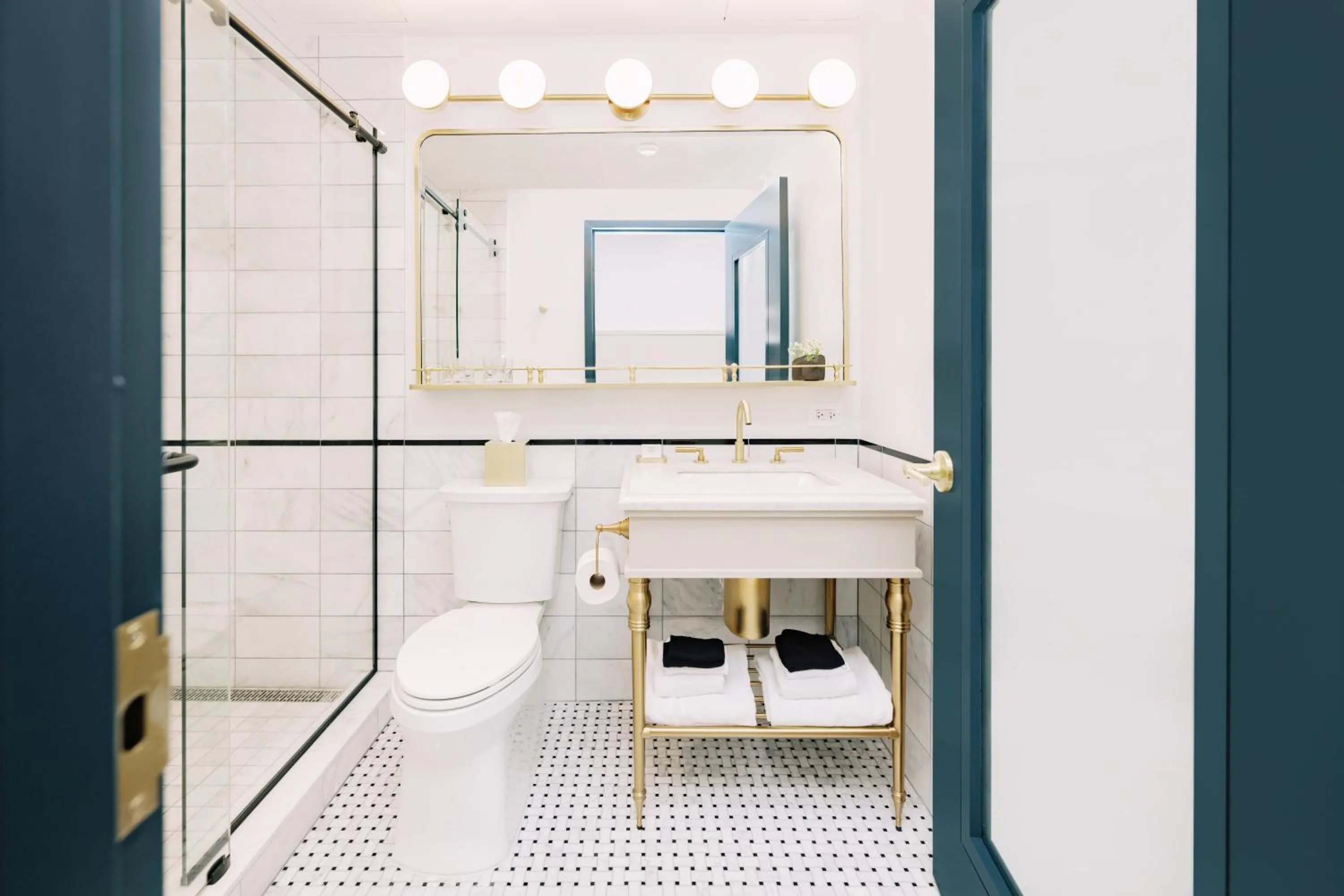 Bathroom in Hotel Heron Old Town Alexandria