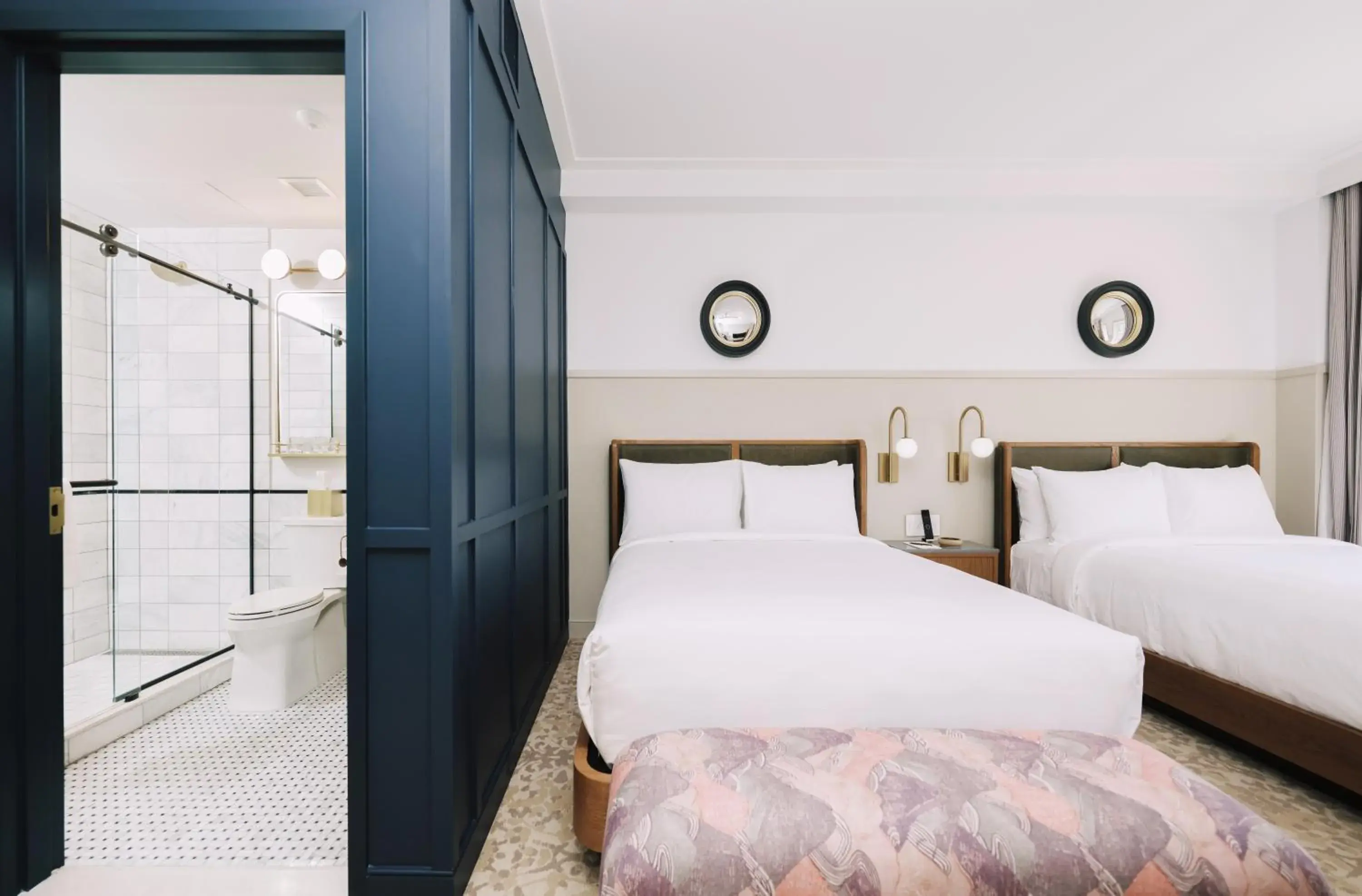 Deluxe Queen Room with Two Queen Beds in Hotel Heron Old Town Alexandria Deluxe Queen Room with Two Queen Beds in Hotel Heron Old Town Alexandria