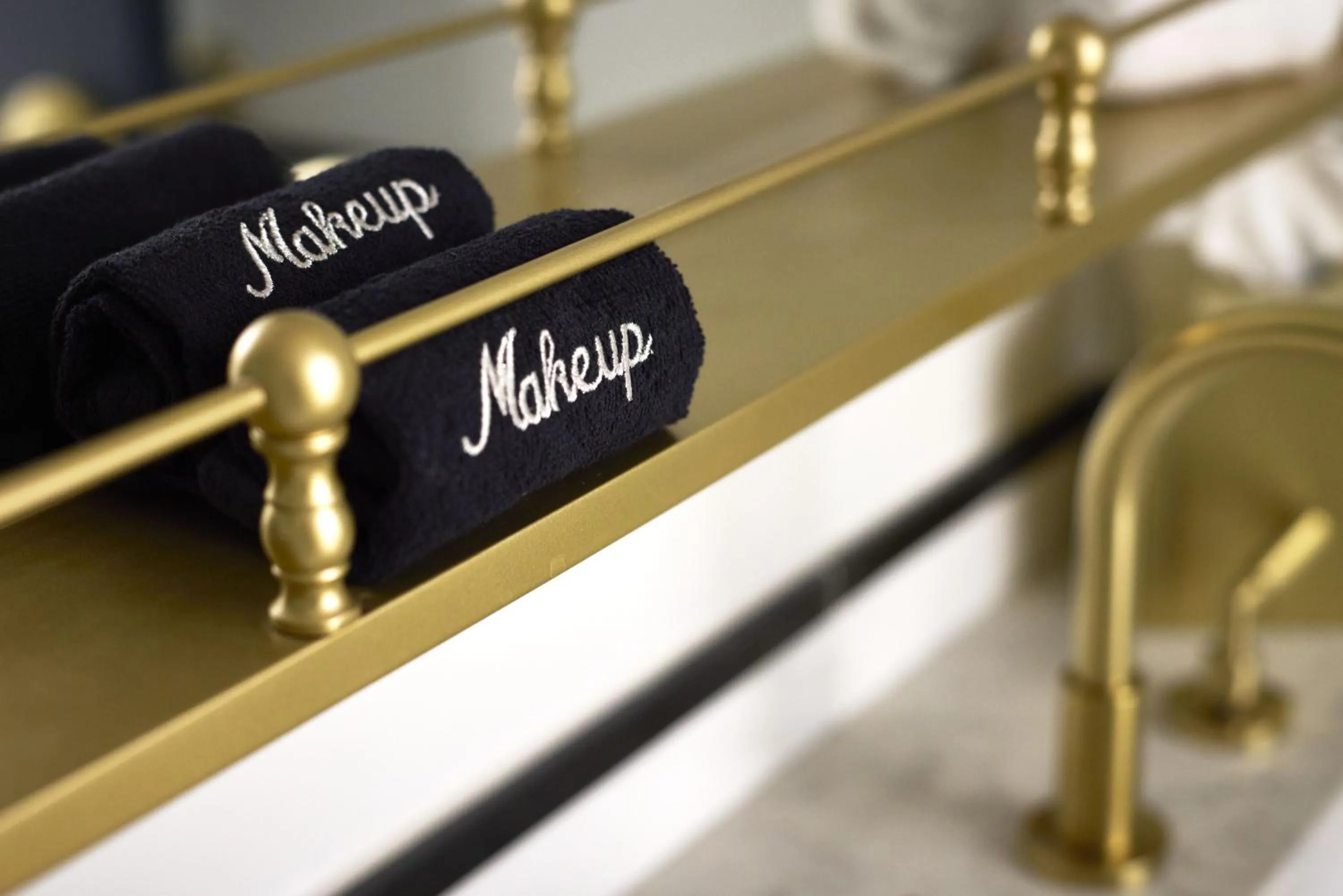 Bathroom, Bed in Hotel Heron Old Town Alexandria