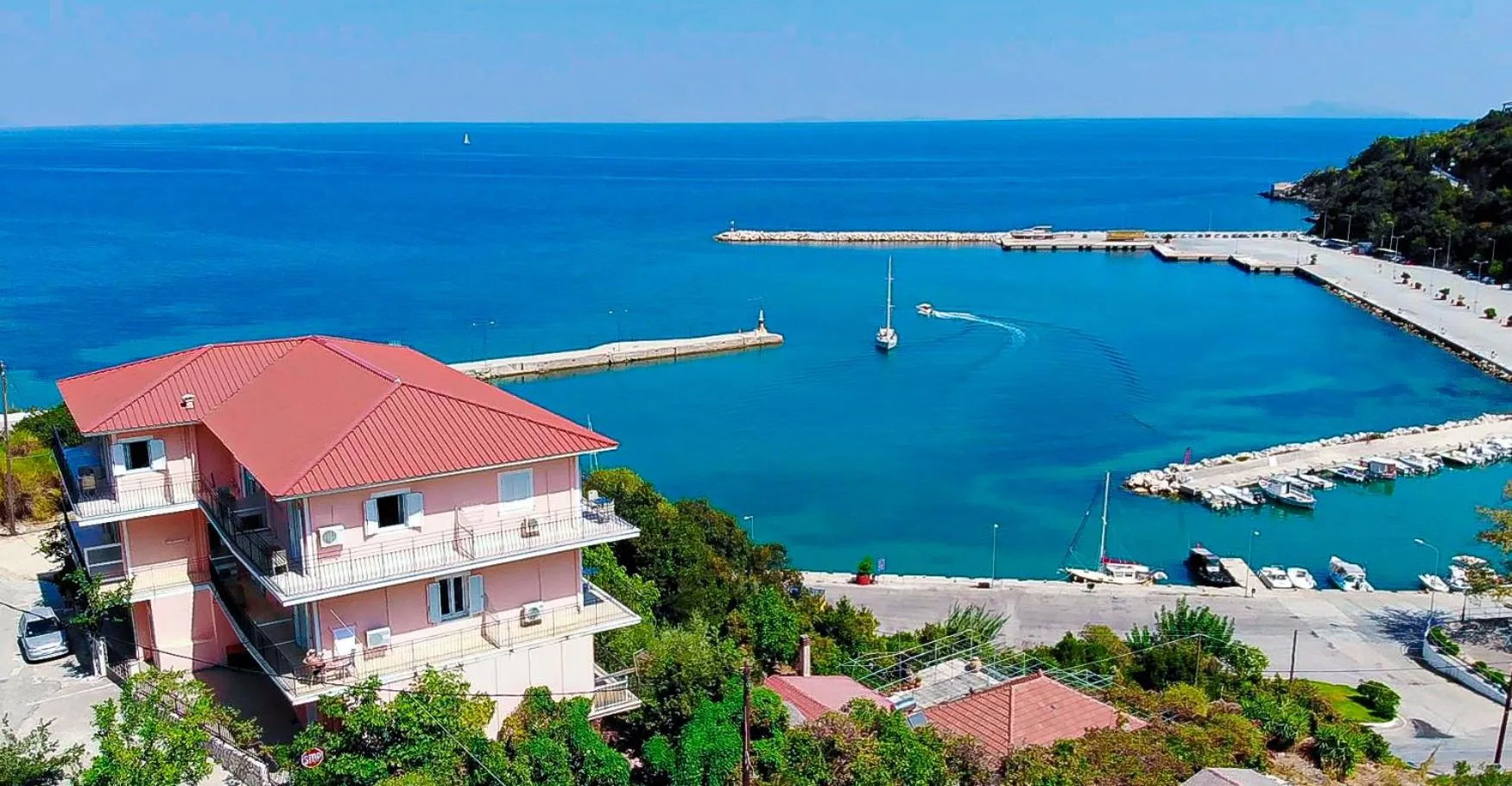 Property building in Faro Del Porto