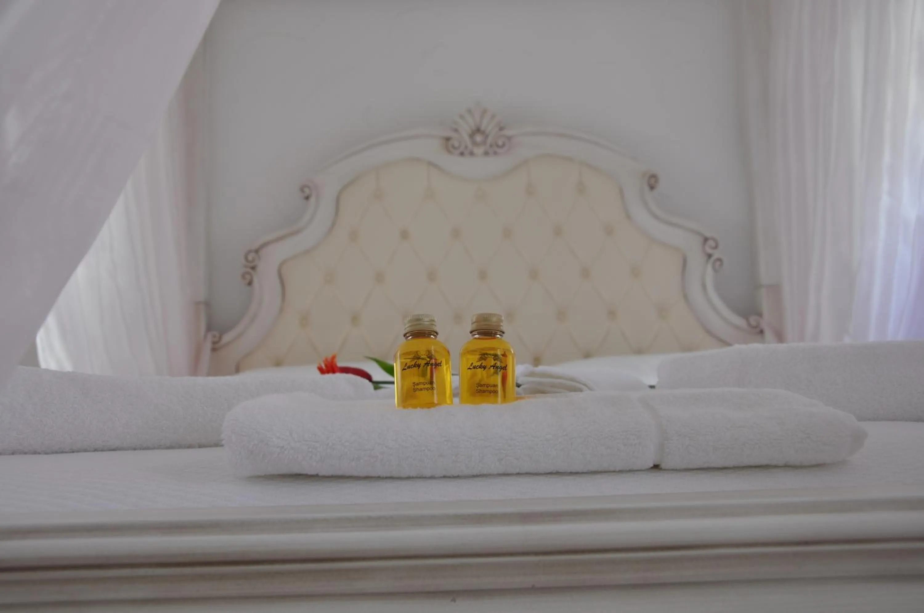 Shower, Bed in Alacati Lucky Angel Hotel