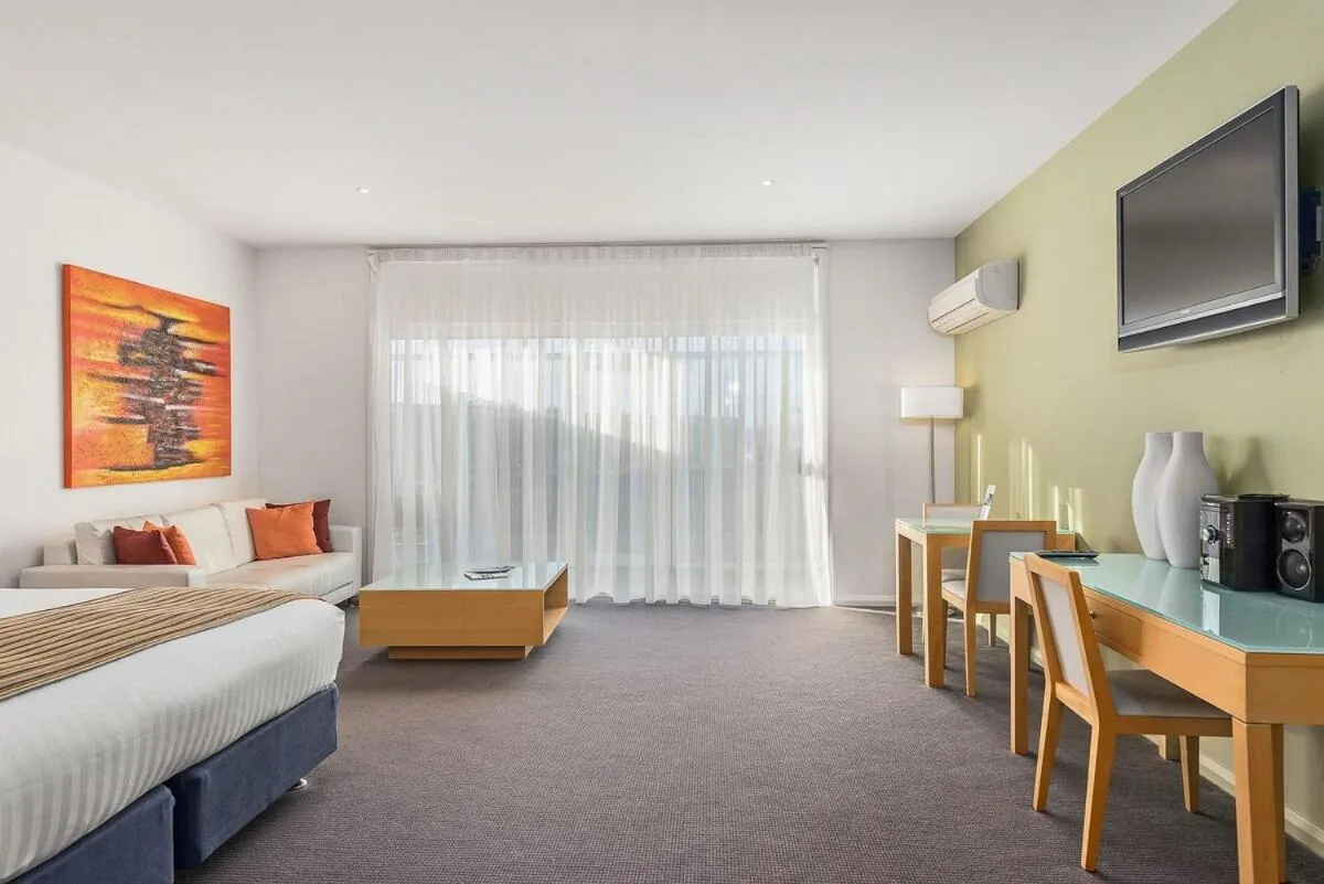 Photo of the whole room, Bed in York Cove Hotel