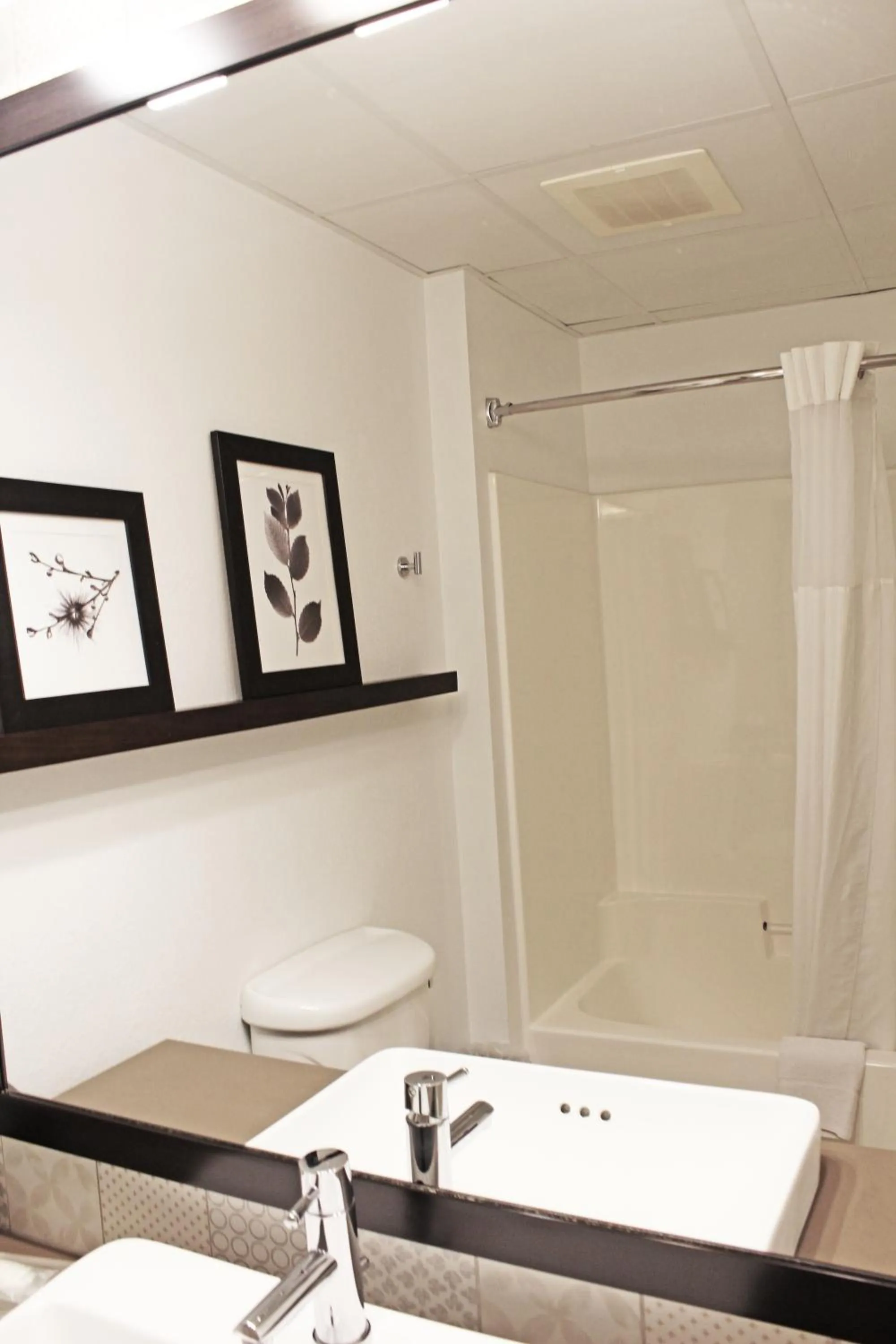 Shower in Independence Stay Hotel & Suites