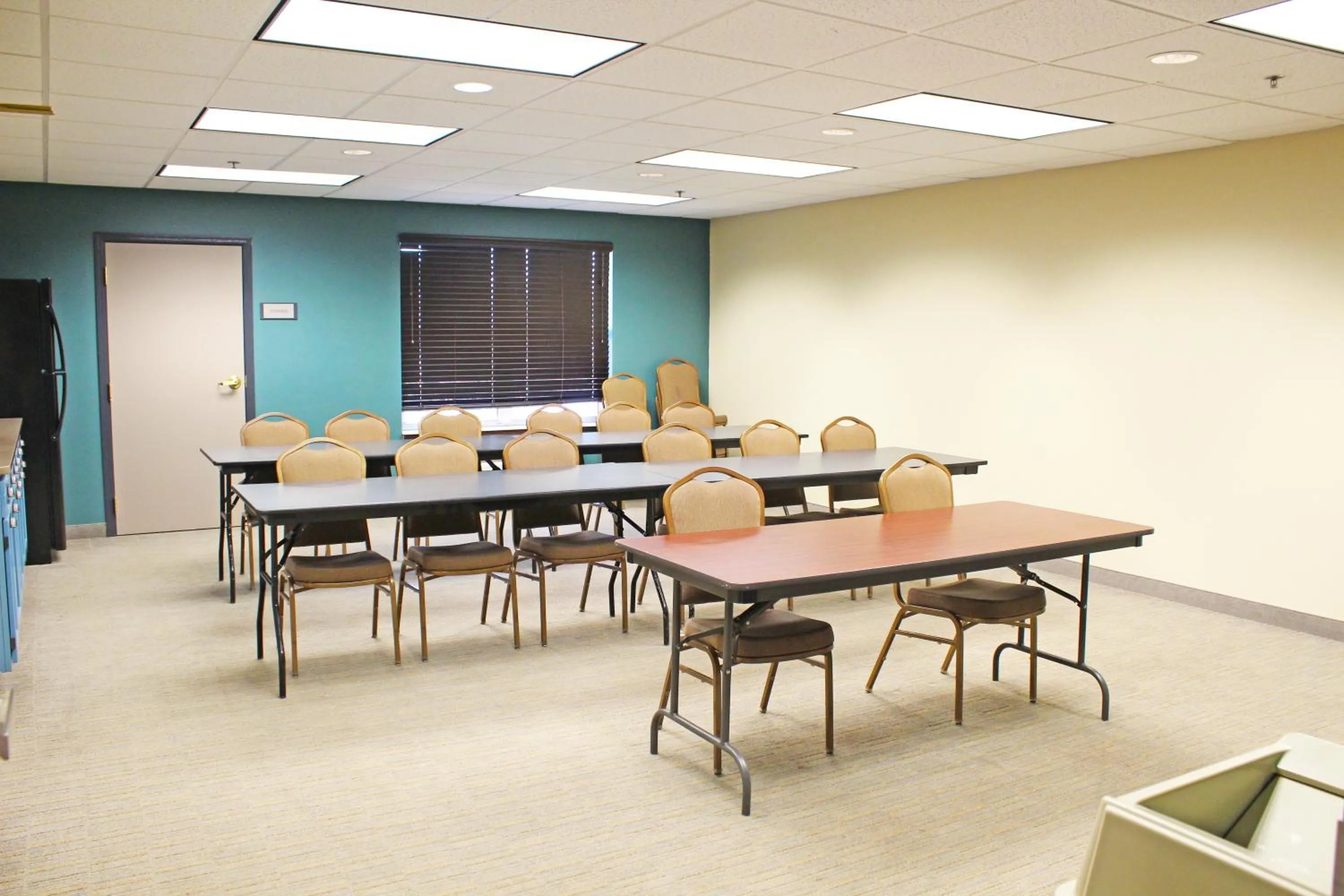 Meeting/conference room in Independence Stay Hotel & Suites