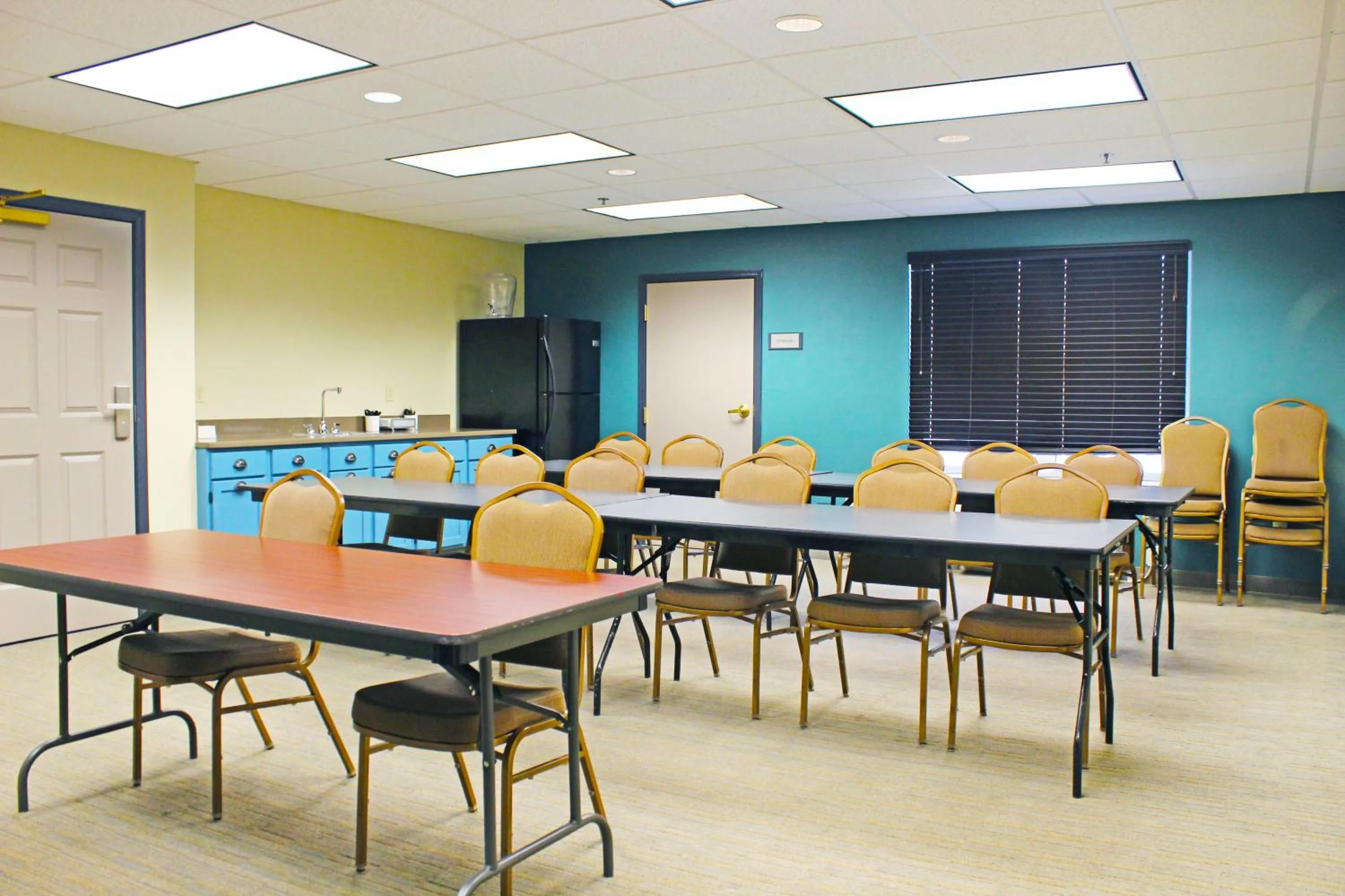 Meeting/conference room in Independence Stay Hotel & Suites