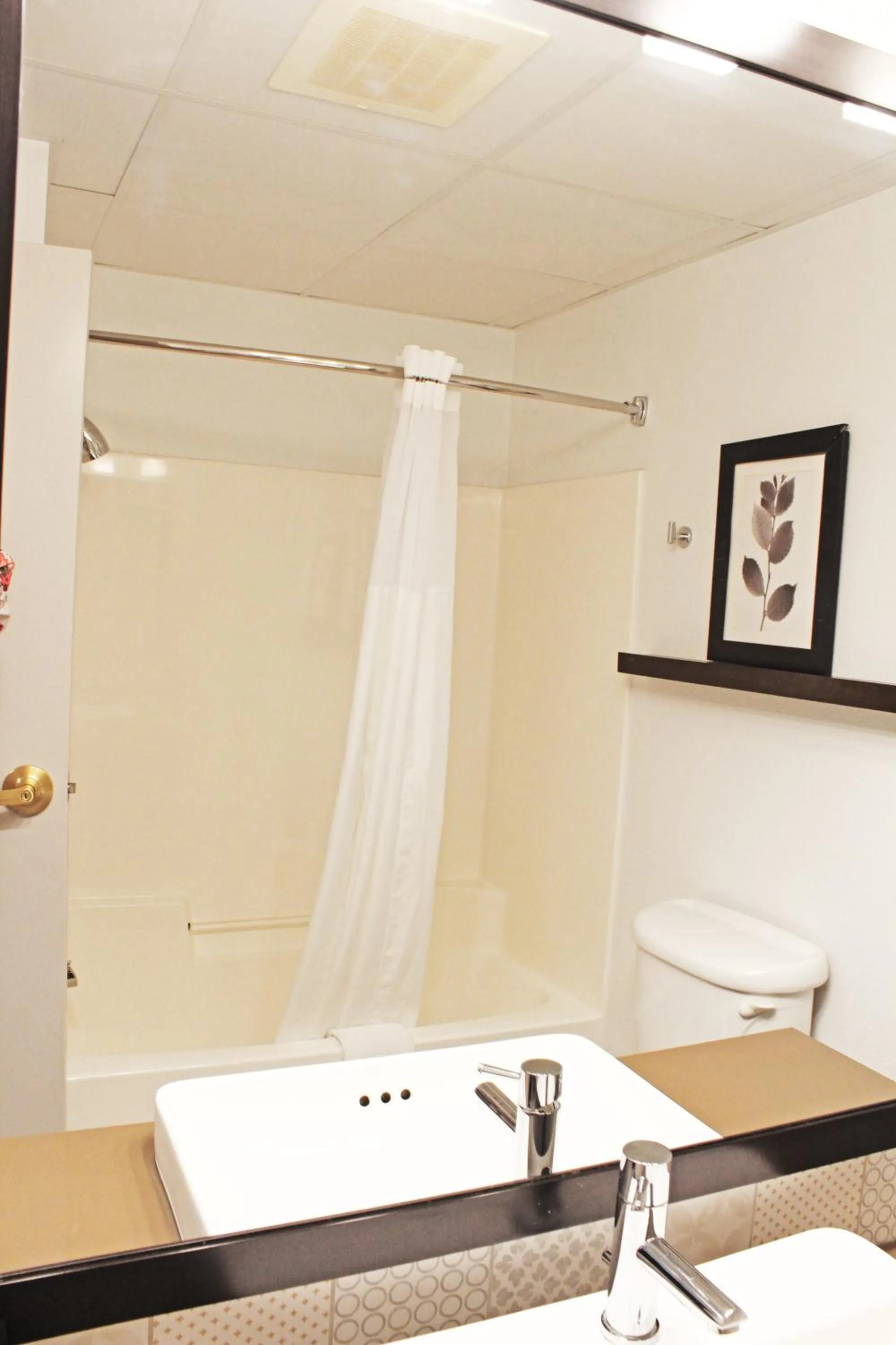 Shower in Independence Stay Hotel & Suites