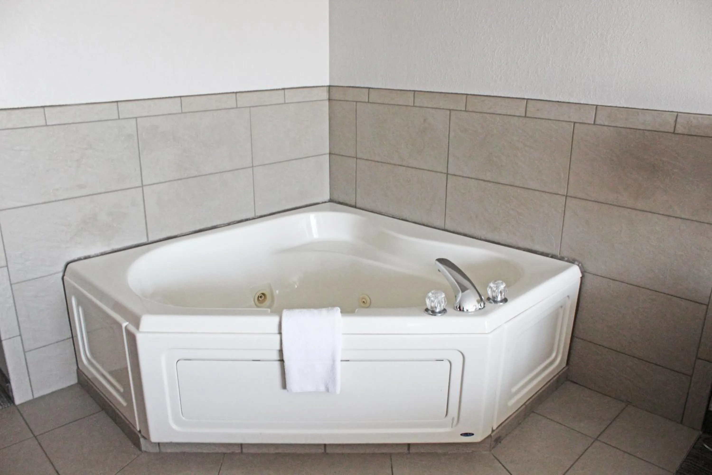 Hot Tub in Independence Stay Hotel & Suites