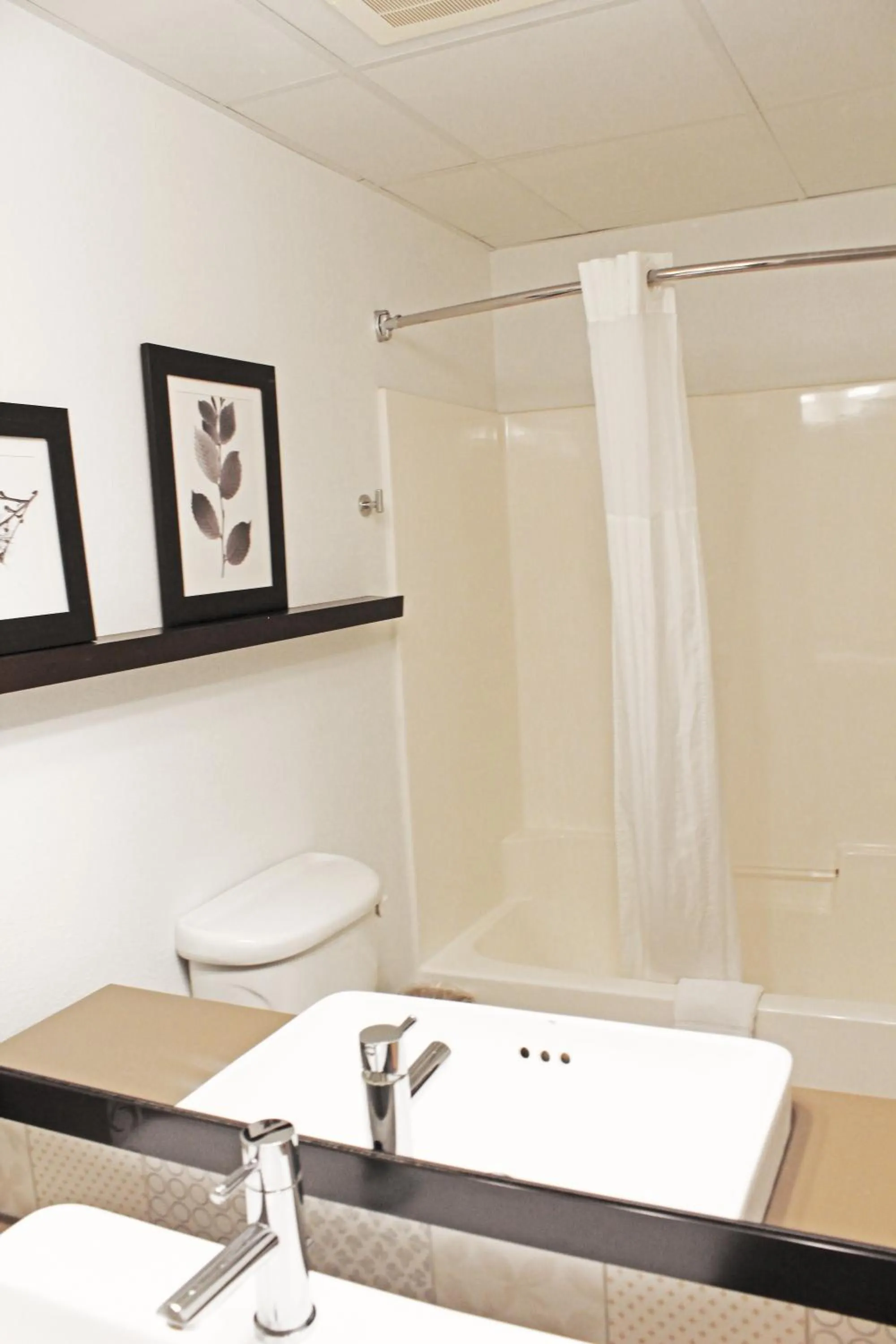 Shower in Independence Stay Hotel & Suites