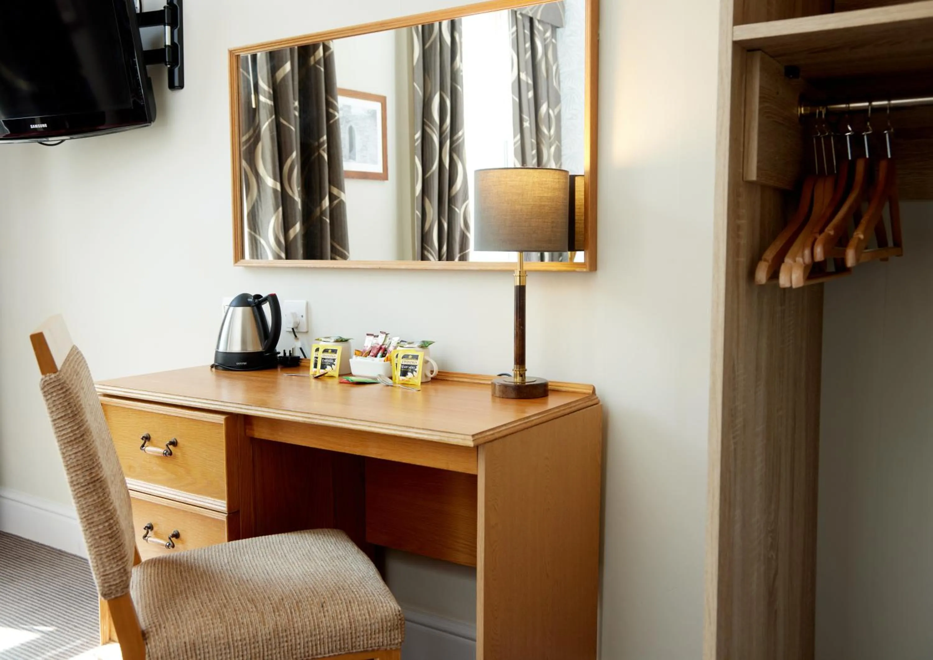 Coffee/tea facilities in Lamb Hotel by Greene King Inns