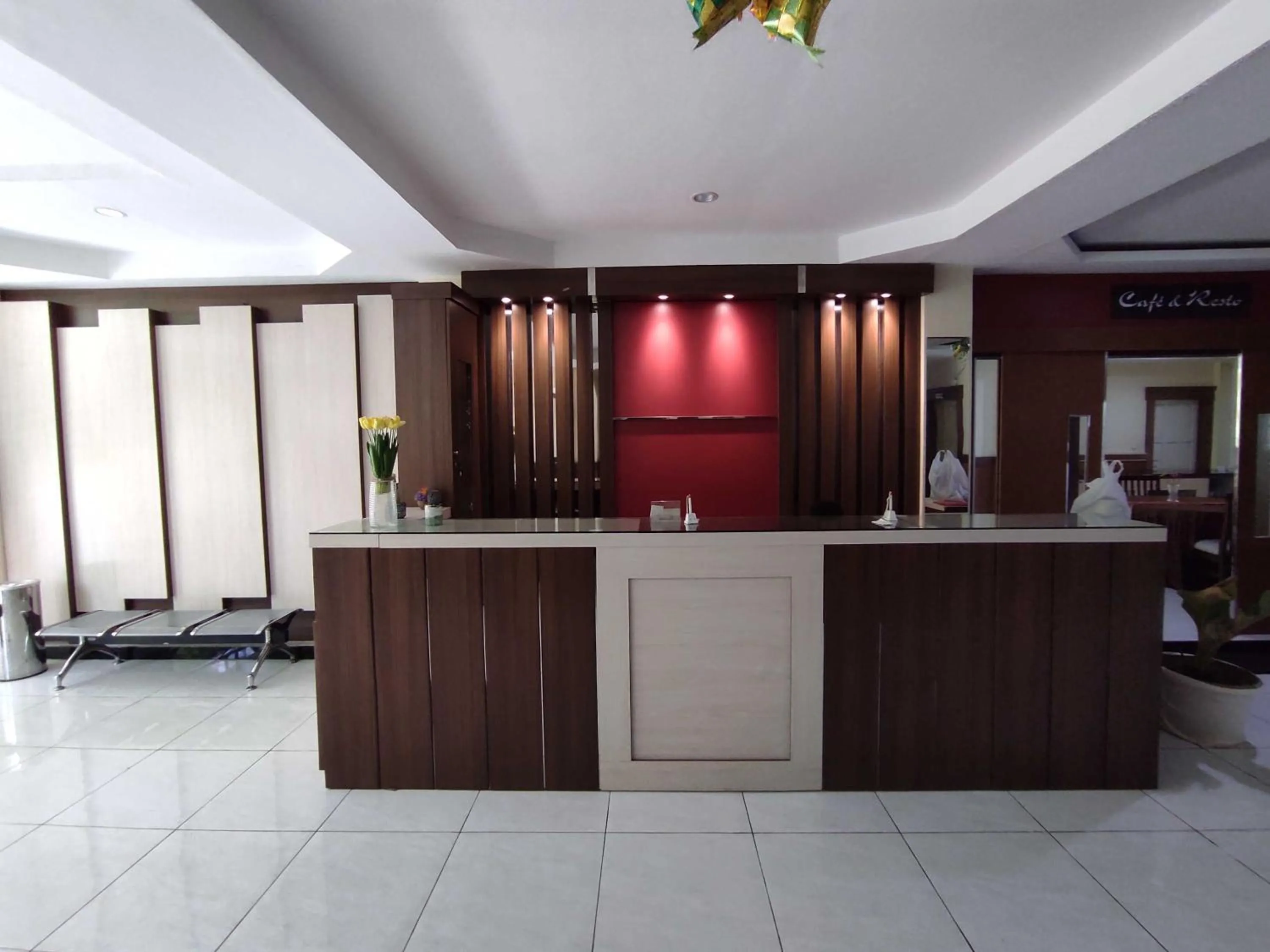 Lobby or reception in Hotel O Wisma Syariah Lahundape