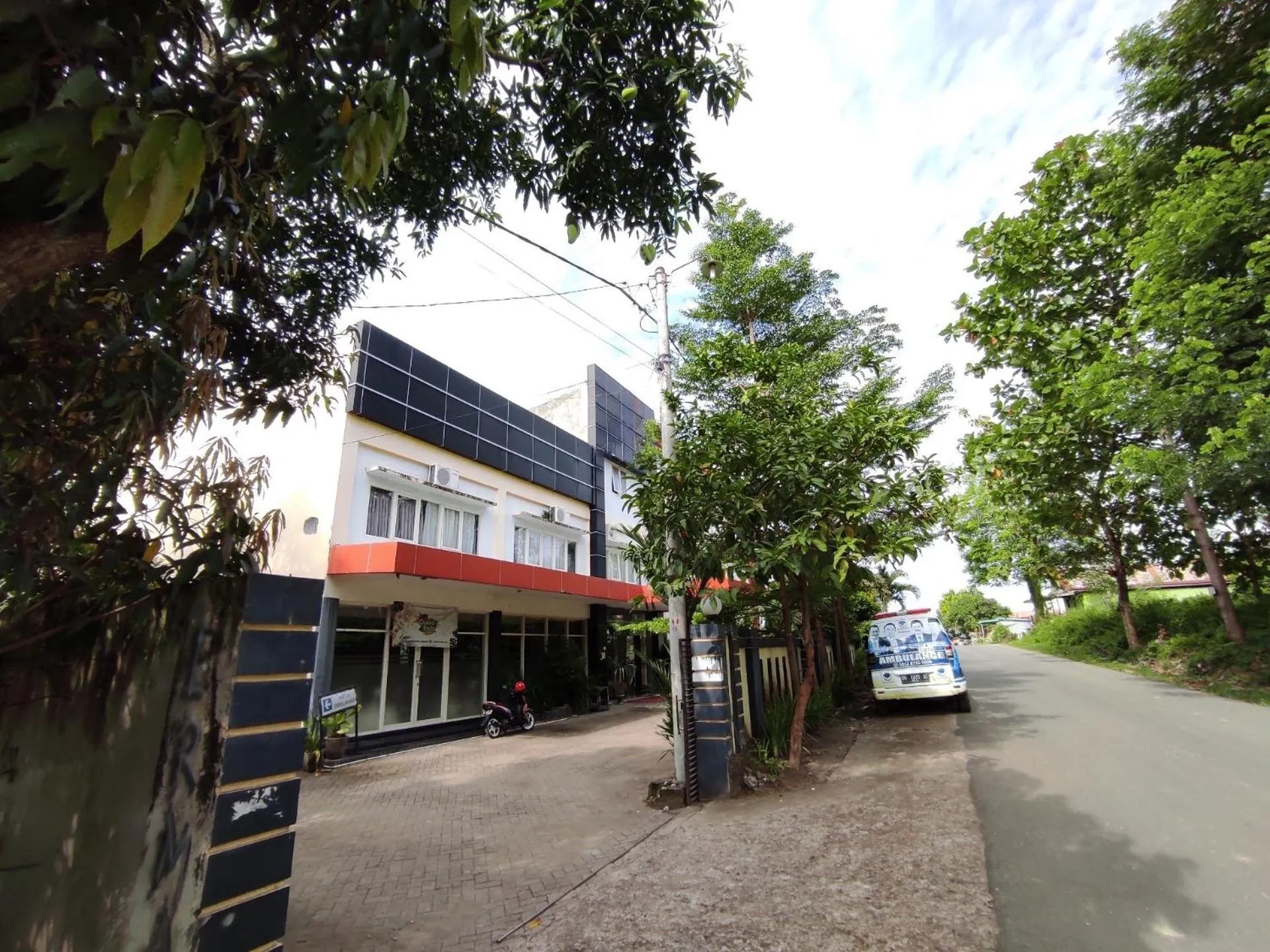 Facade/entrance in Hotel O Wisma Syariah Lahundape