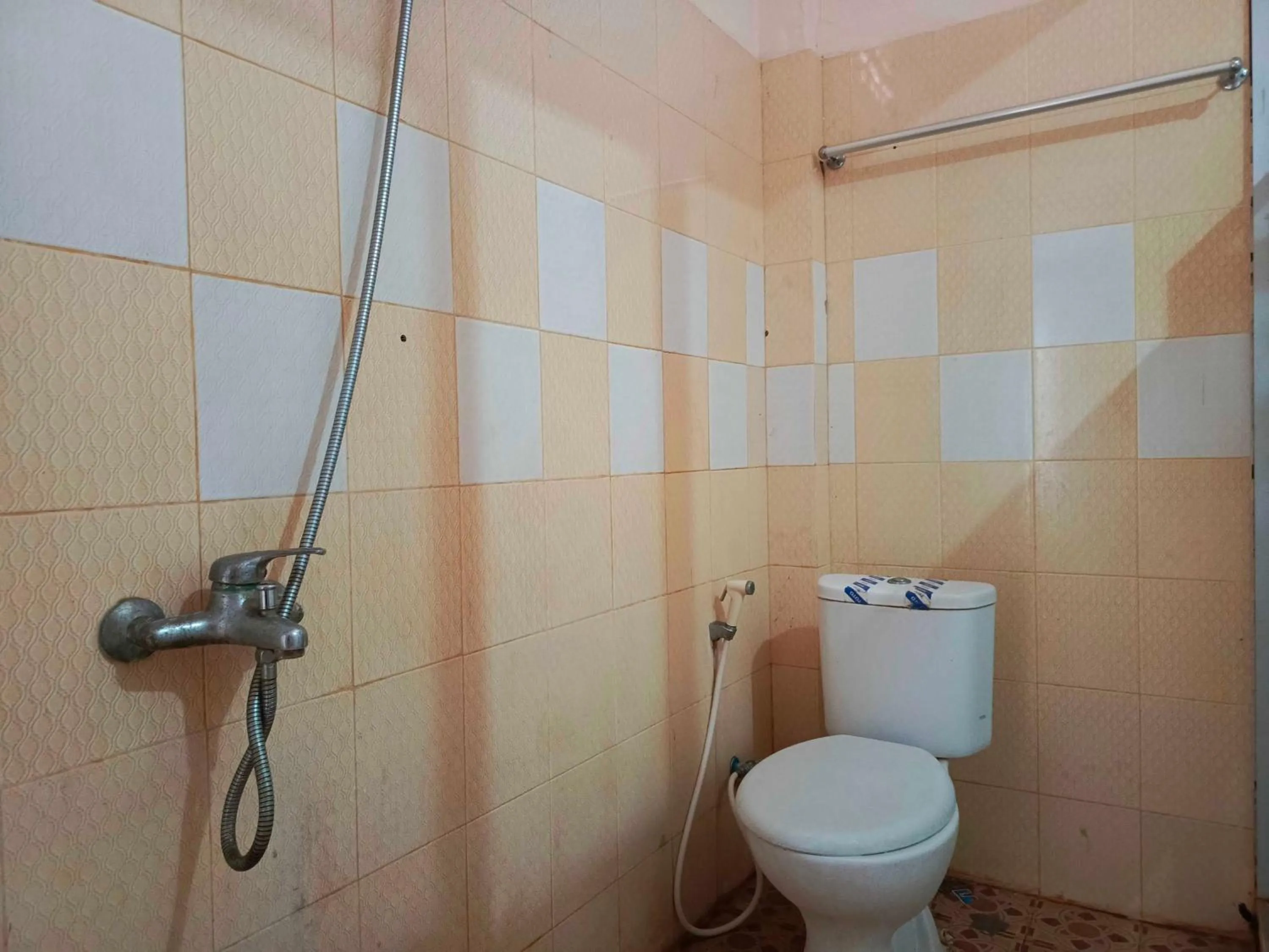 Bathroom in Hotel O Wisma Syariah Lahundape