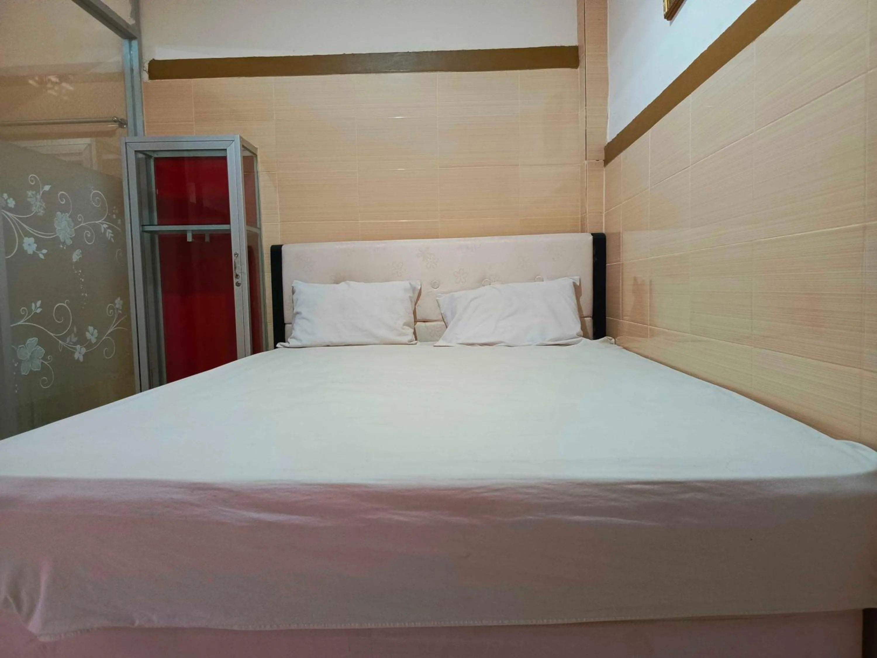 Bedroom, Bed in Hotel O Wisma Syariah Lahundape
