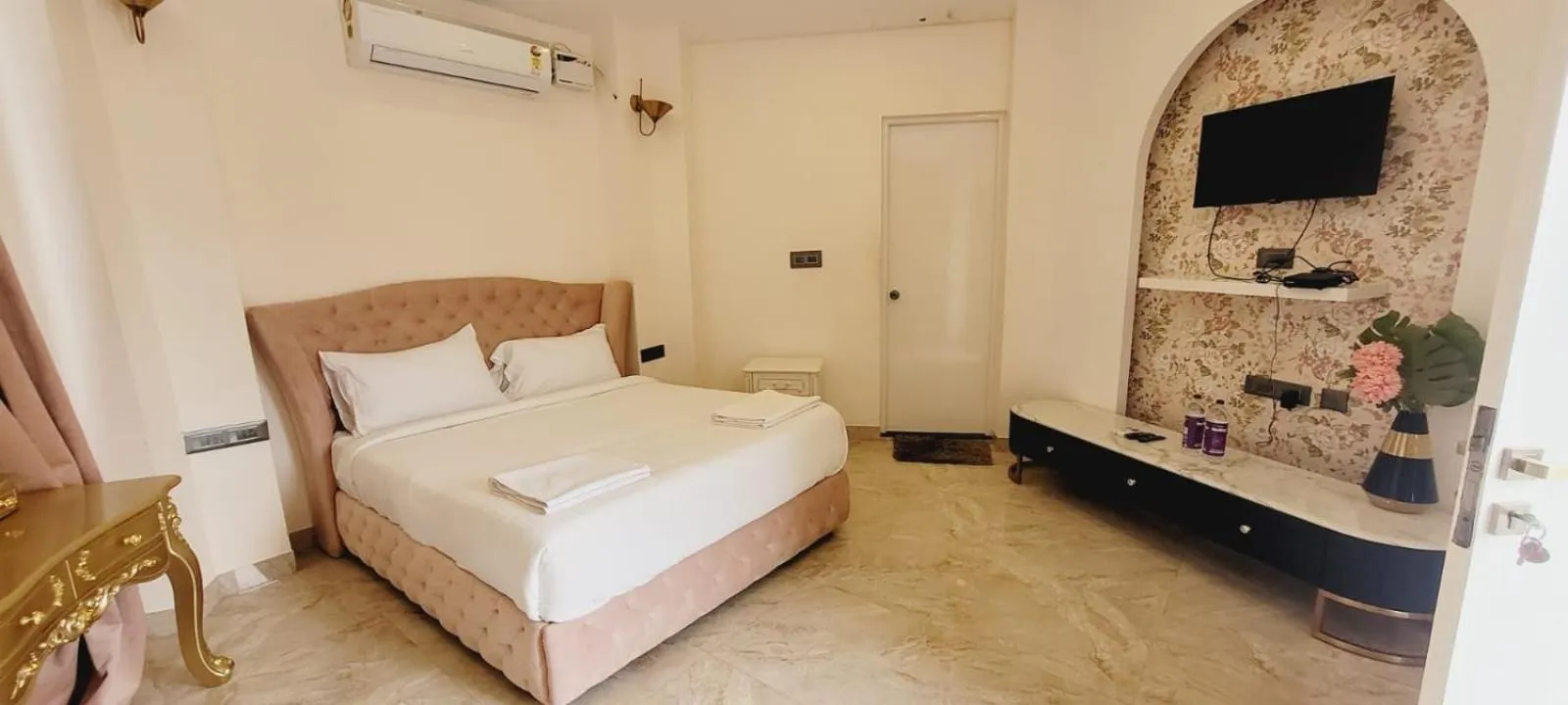 Bedroom, Bed in CSR Landmark Resorts