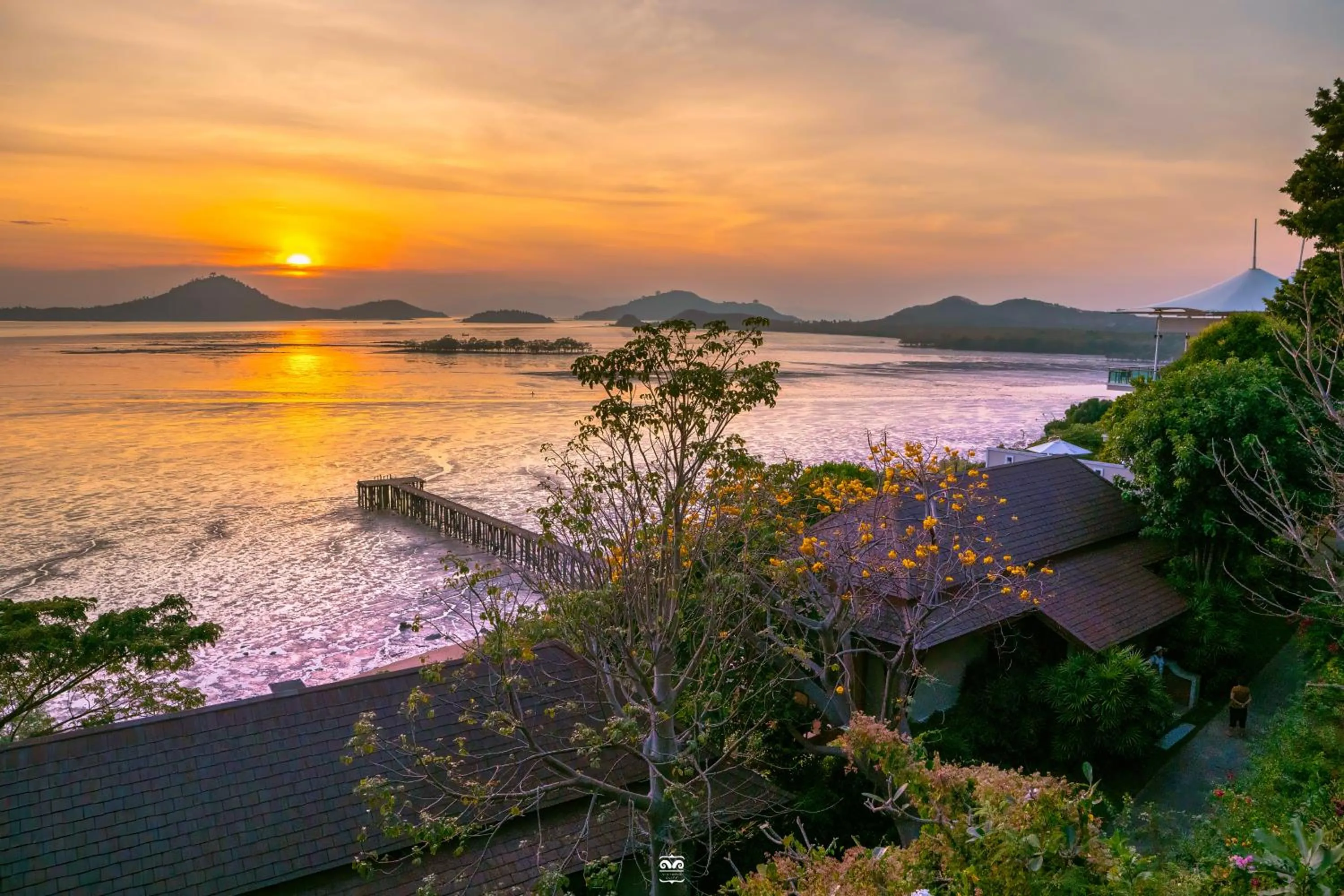 Day in Victoria Cliff Hotel & Resort, Kawthaung