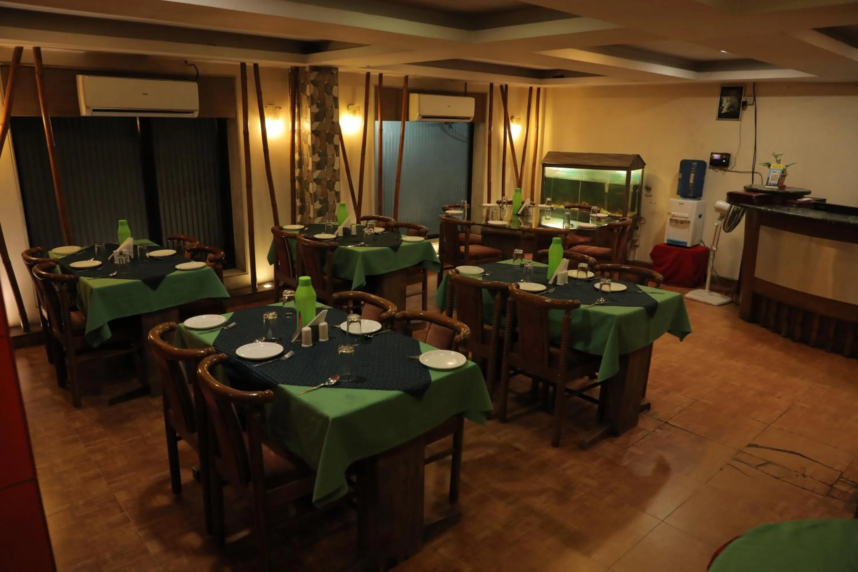 Restaurant/places to eat in Hotel Gokul