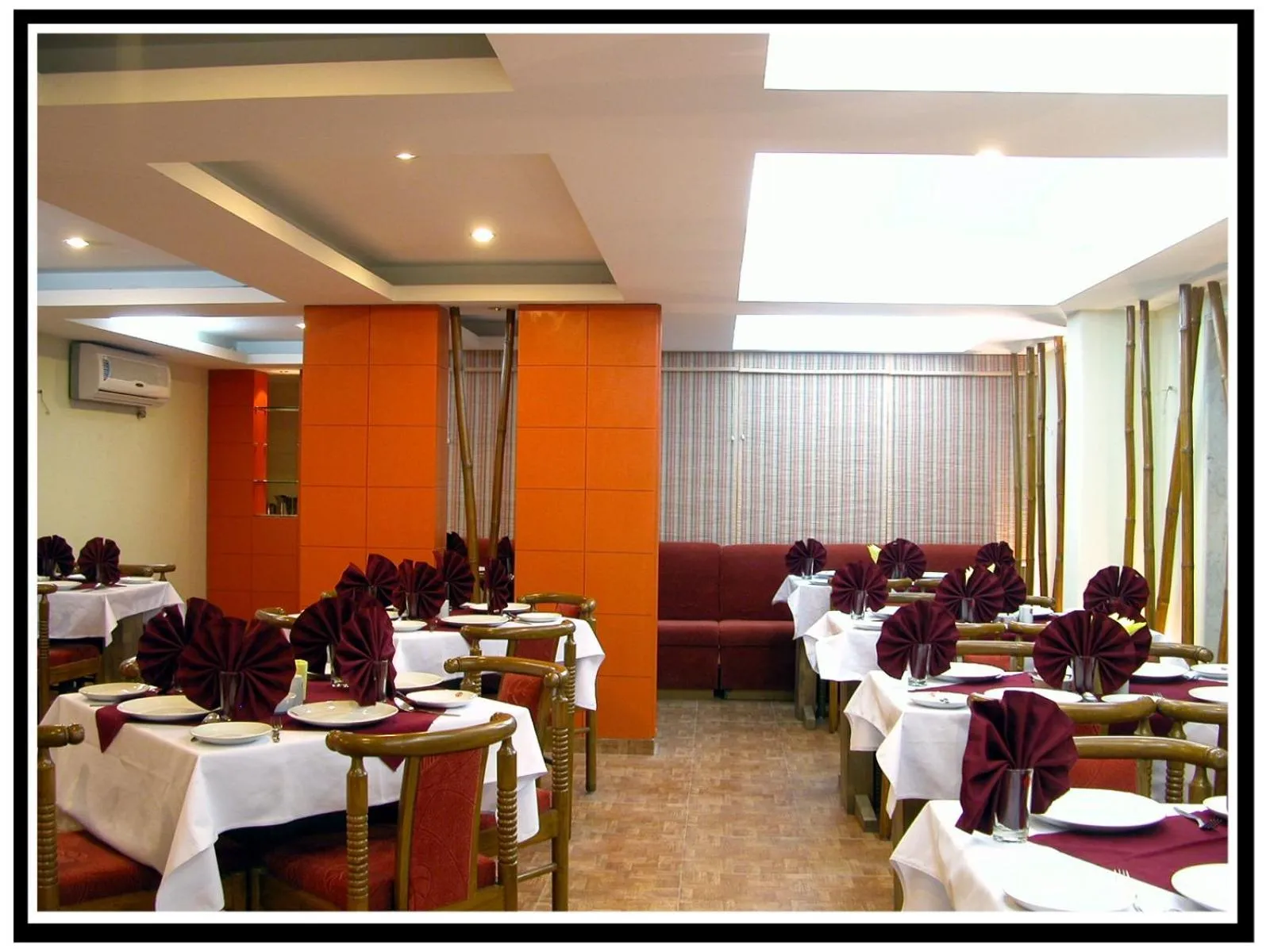 Restaurant/places to eat in Hotel Gokul