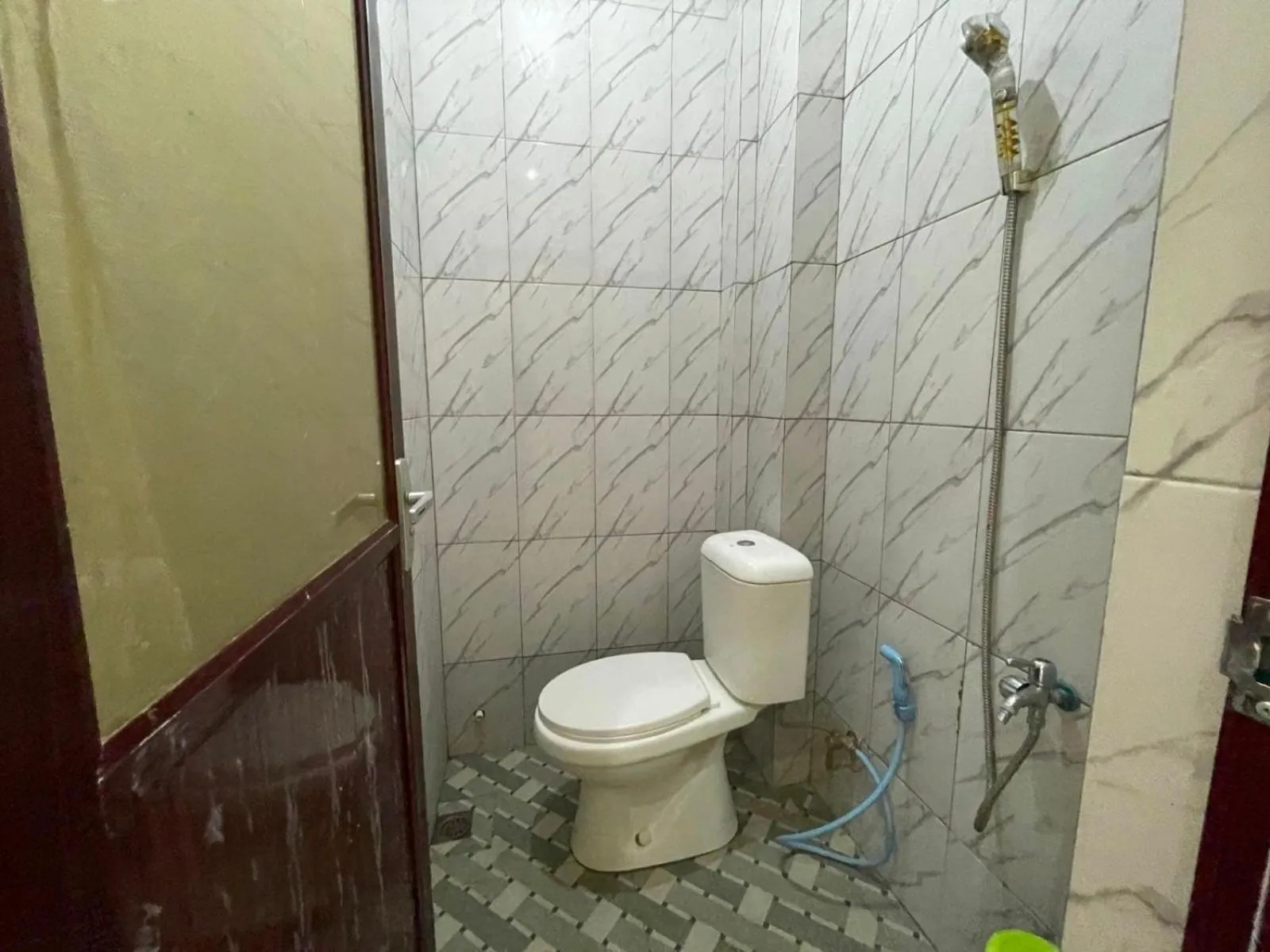 Bathroom in Hotel O Kos Citra Syariah Near Bukit Marezo