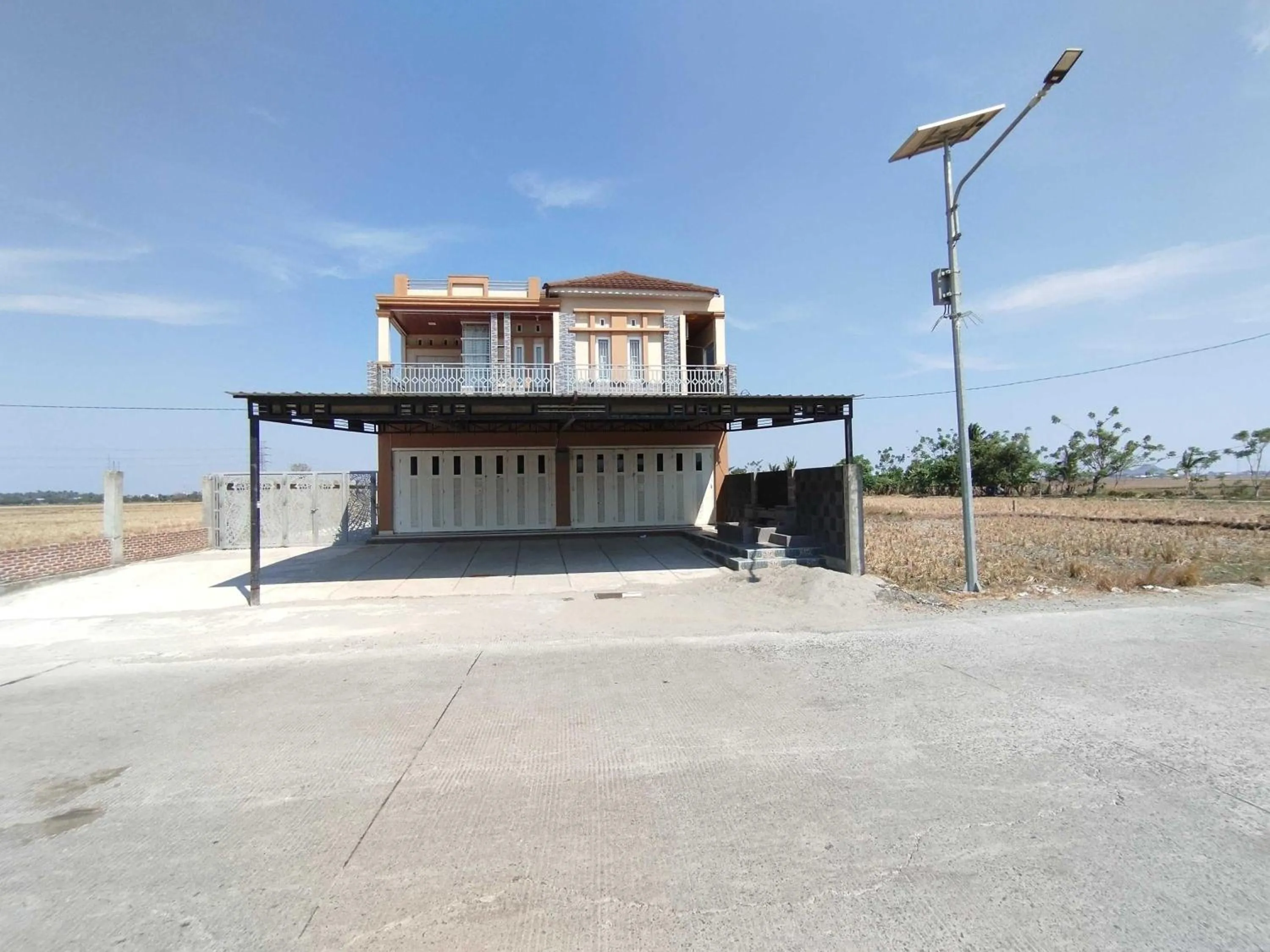 Facade/entrance in Hotel O Penginapan Musafir Syariah Near Paramount Woman & Childern's Hospital