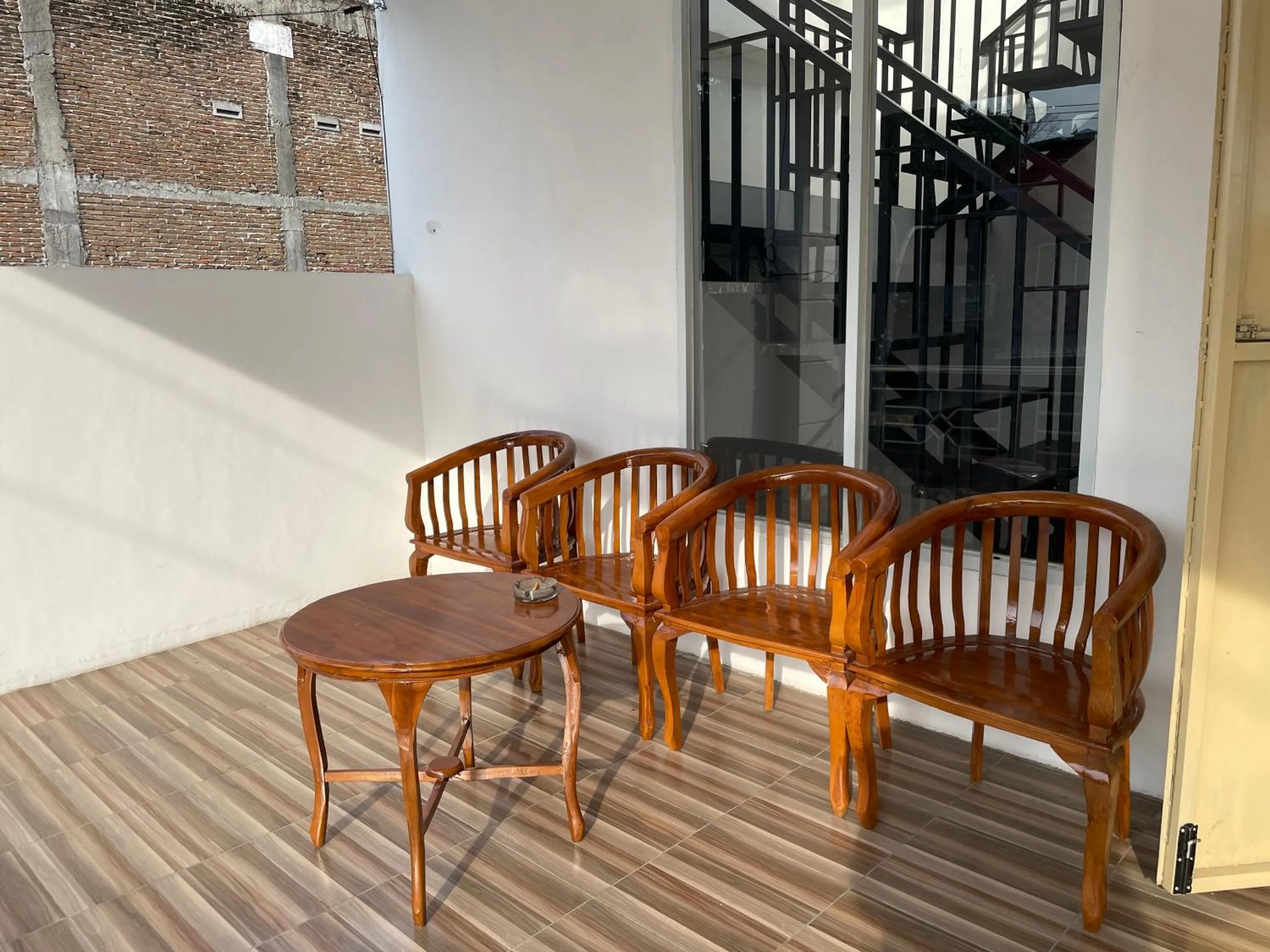 Seating area in Hotel O Penginapan Musafir Syariah Near Paramount Woman & Childern's Hospital